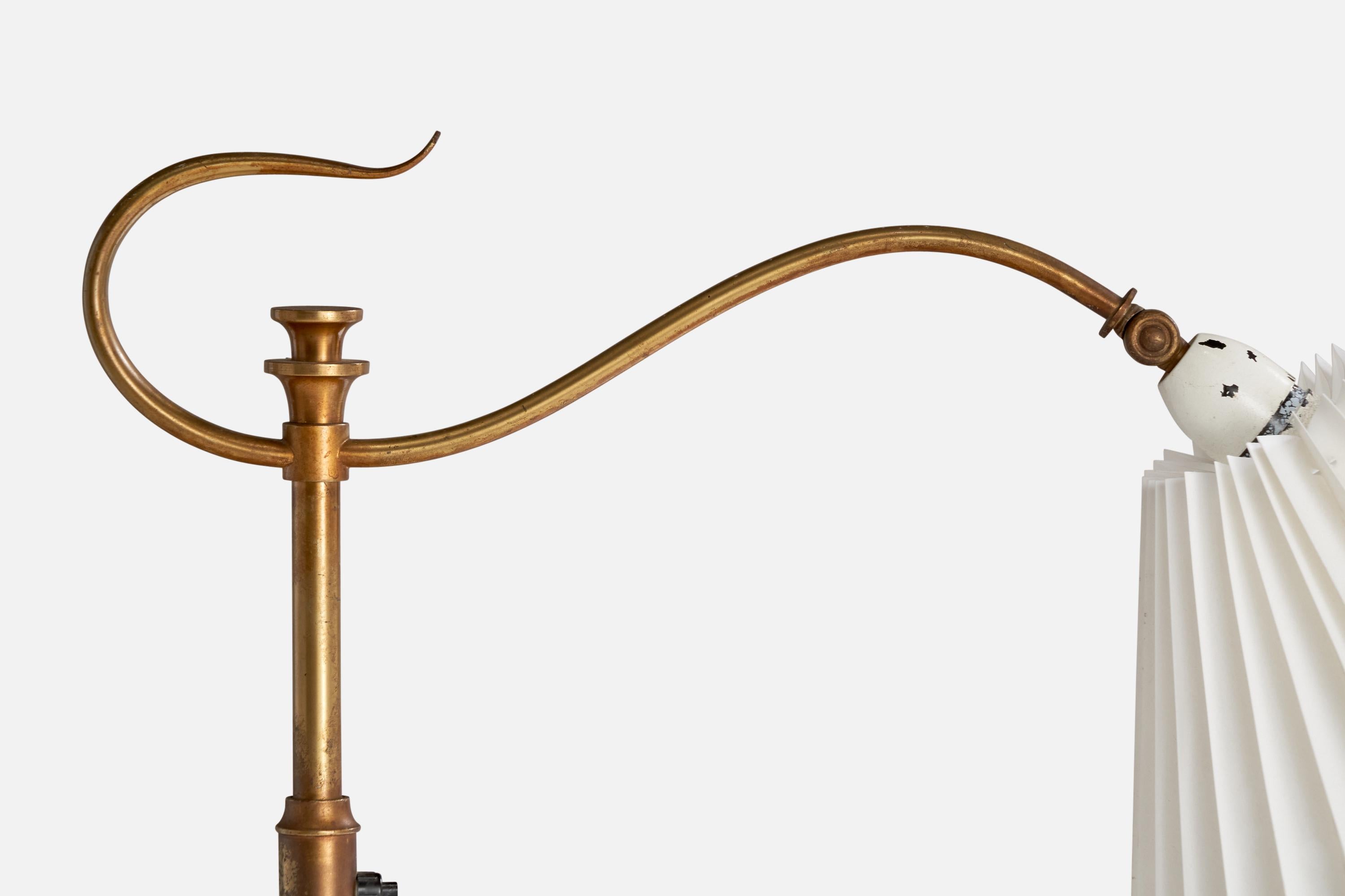 Milieu du XXe siècle Designer suédois, lampadaire, laiton, papier, Suède, années 1930 en vente