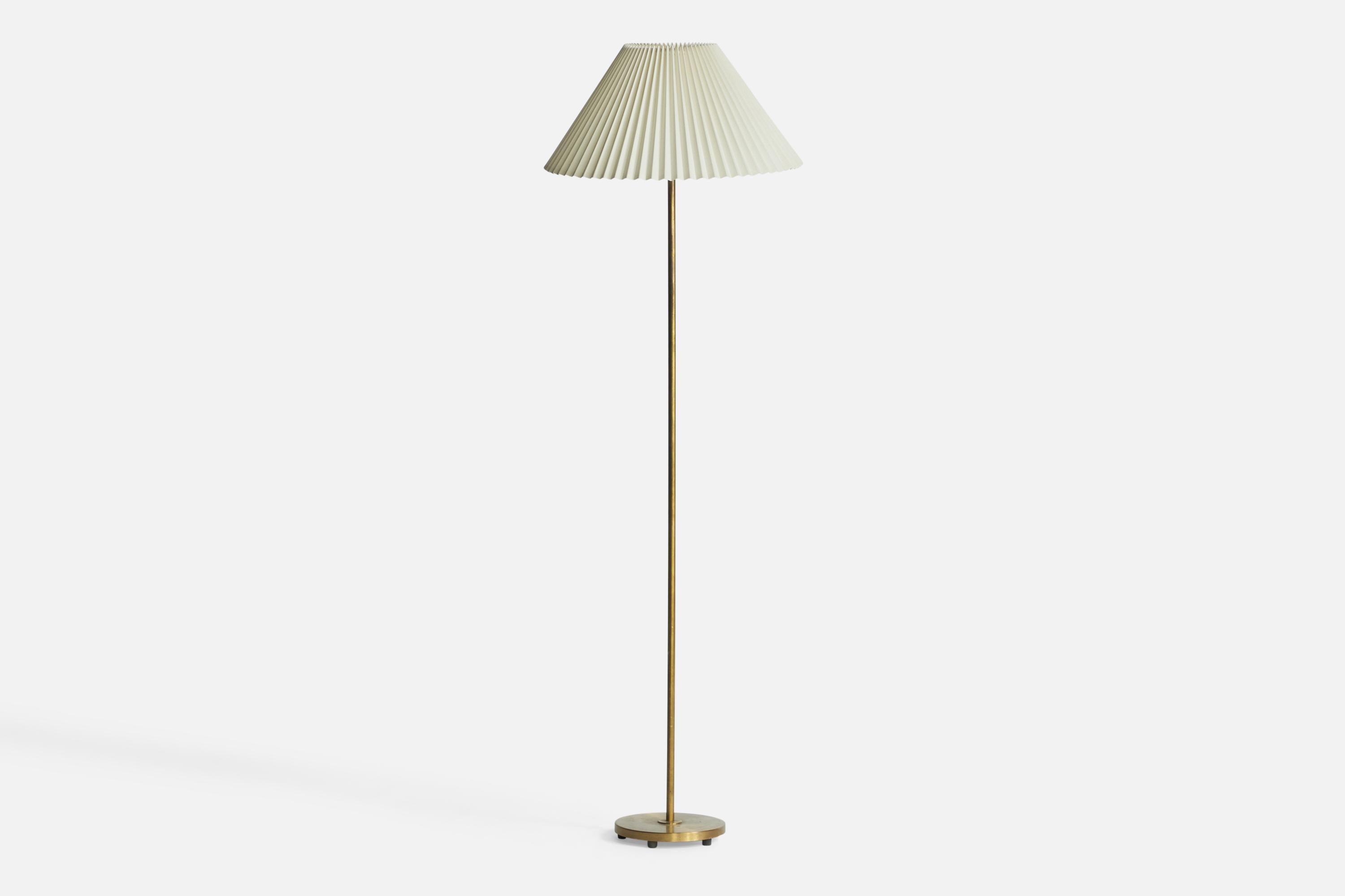 A brass and white paper floor lamp designed and produced in Sweden, 1940s.

Overall Dimensions (inches): 60” H x 19” W x 19” D. Diameter of base is 8.75”. Diameter of shade is 19”. Stated dimensions include lampshade.
Bulb Specifications: E-26