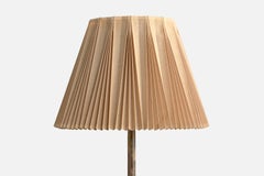 Lampada da terra di design svedese, ottone, carta, Svezia, anni '1950