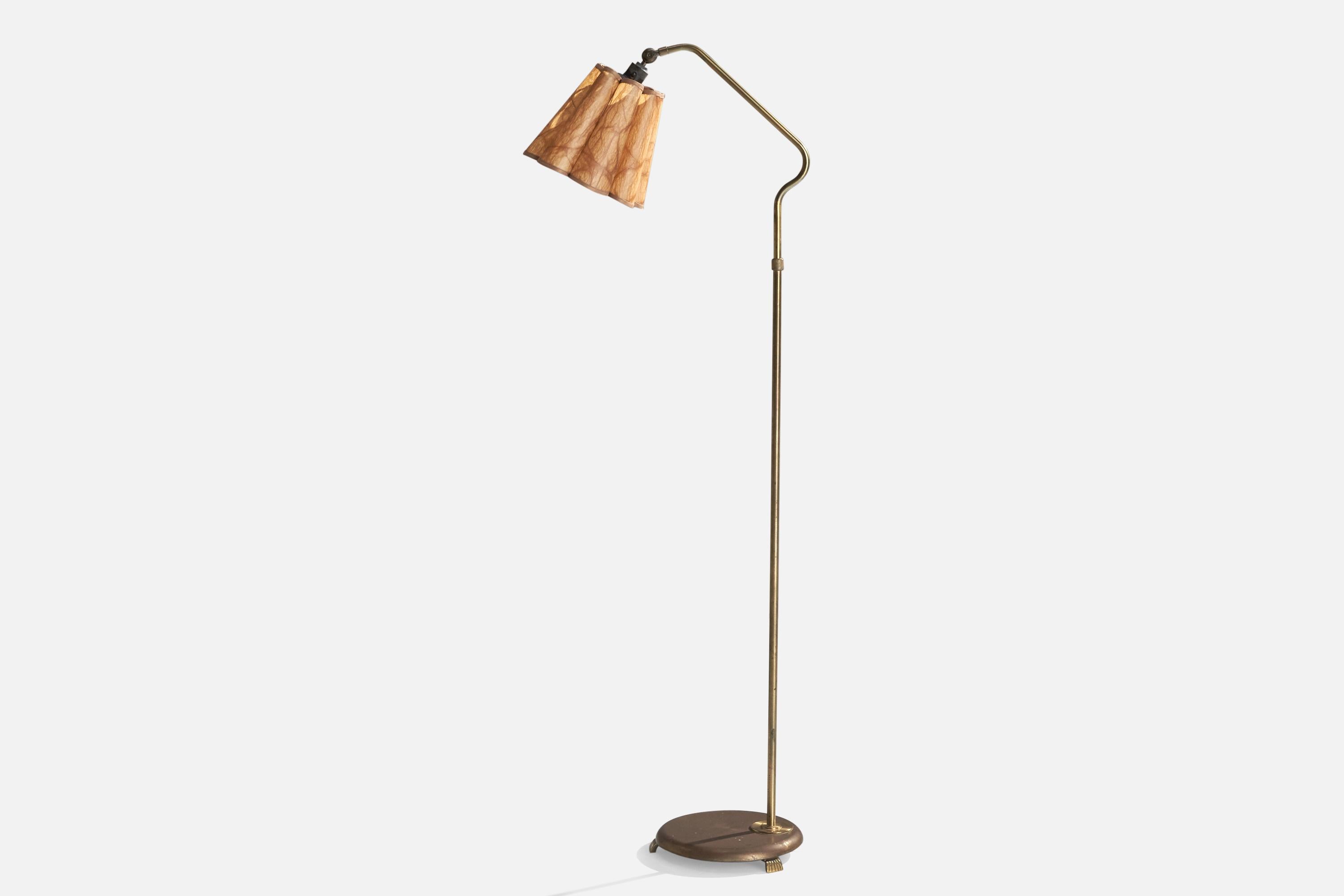 Lampadaire réglable en laiton et papier parcheminé brun, conçu et produit en Suède, c.C. 1940.

Dimensions de la lampe (pouces) : 56