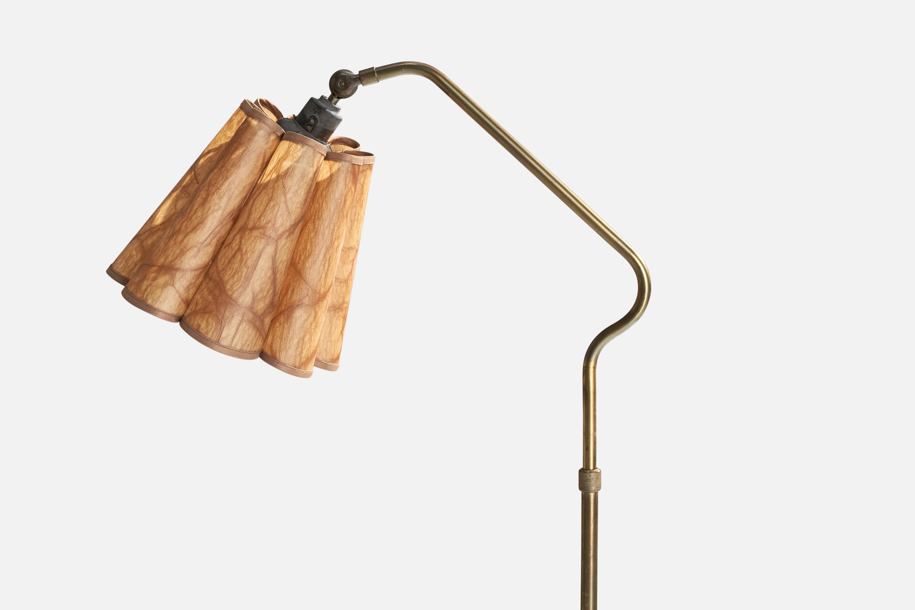Scandinave moderne Designer suédois, lampadaire, laiton, papier parchemin, Suède, années 1940 en vente