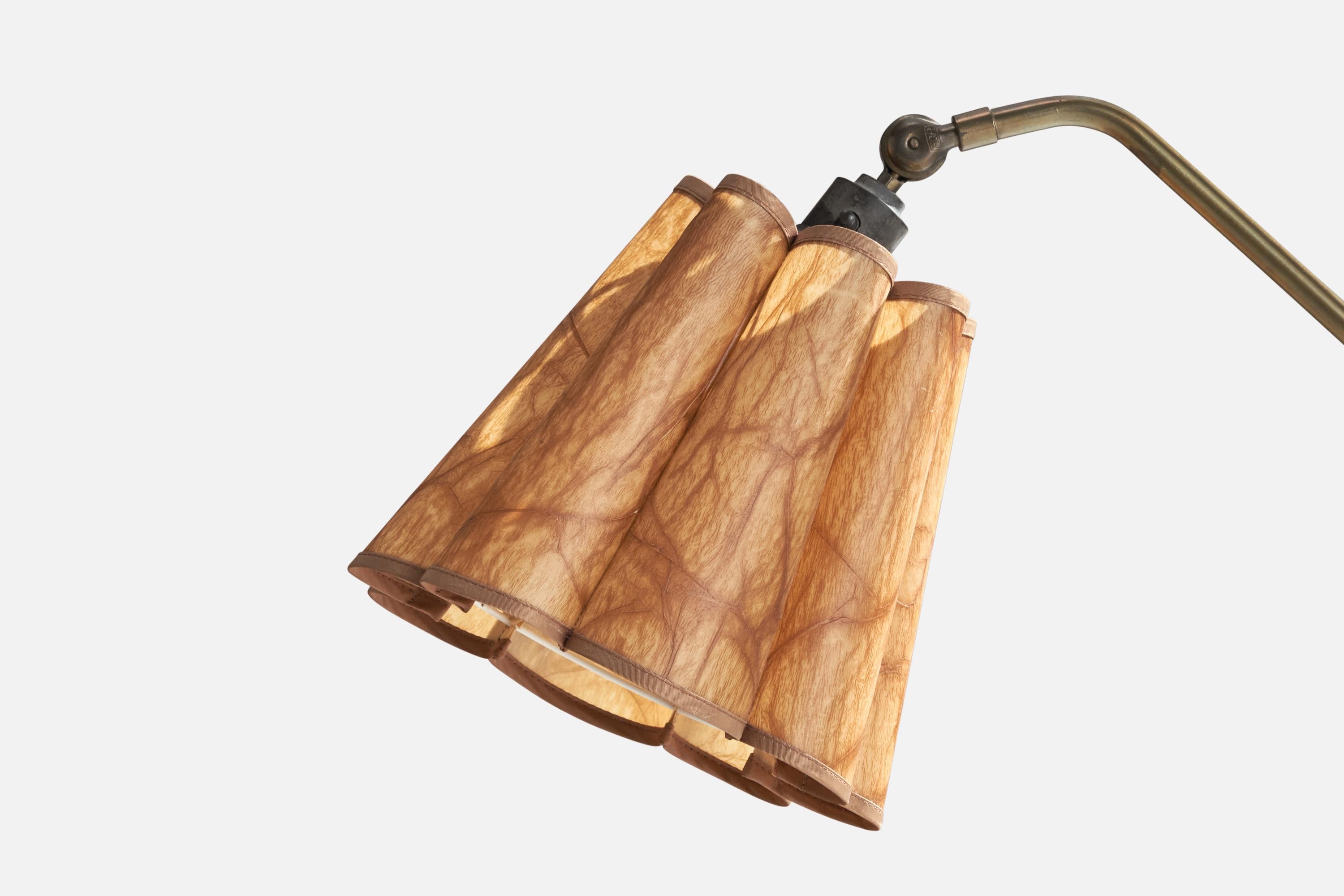 Suédois Designer suédois, lampadaire, laiton, papier parchemin, Suède, années 1940 en vente