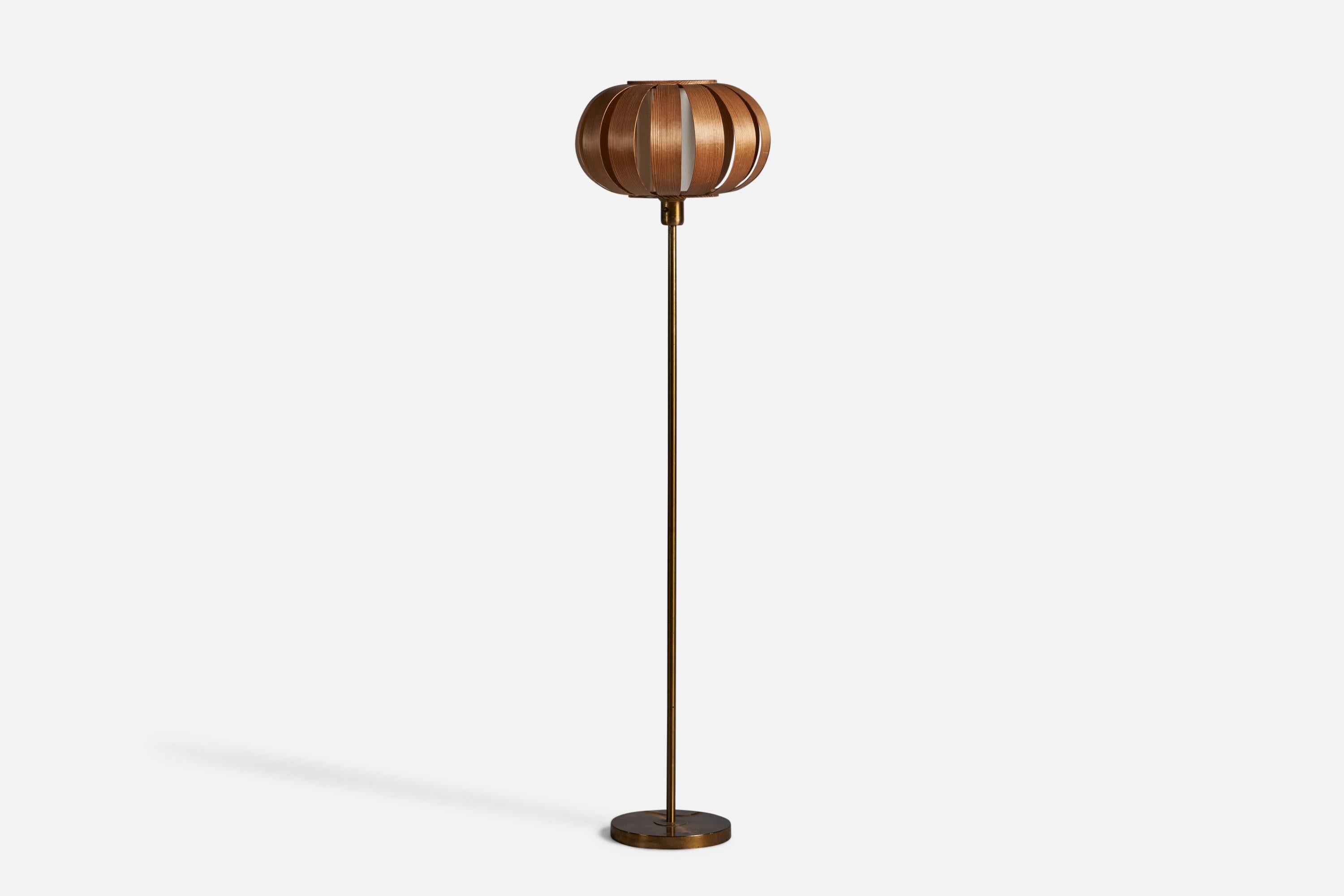 Stehlampe aus Messing, Kiefer, geformtem Kiefernholz und Stoff, entworfen und hergestellt in Schweden, 1960er Jahre.

Gesamtabmessungen (Zoll): 53
