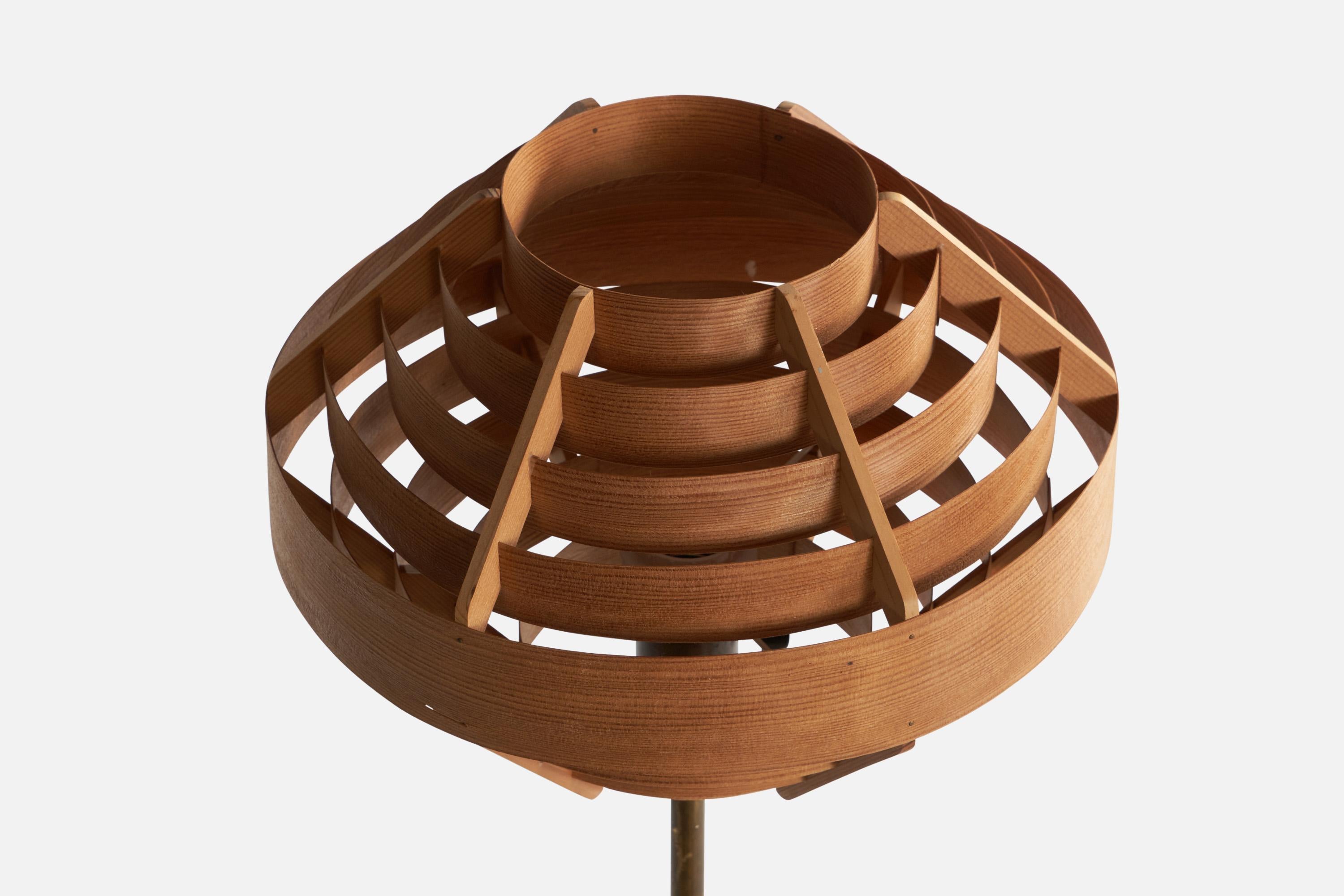 Mid-Century Modern Lampadaire de designer suédois, laiton, pin, Suède, années 1950 en vente