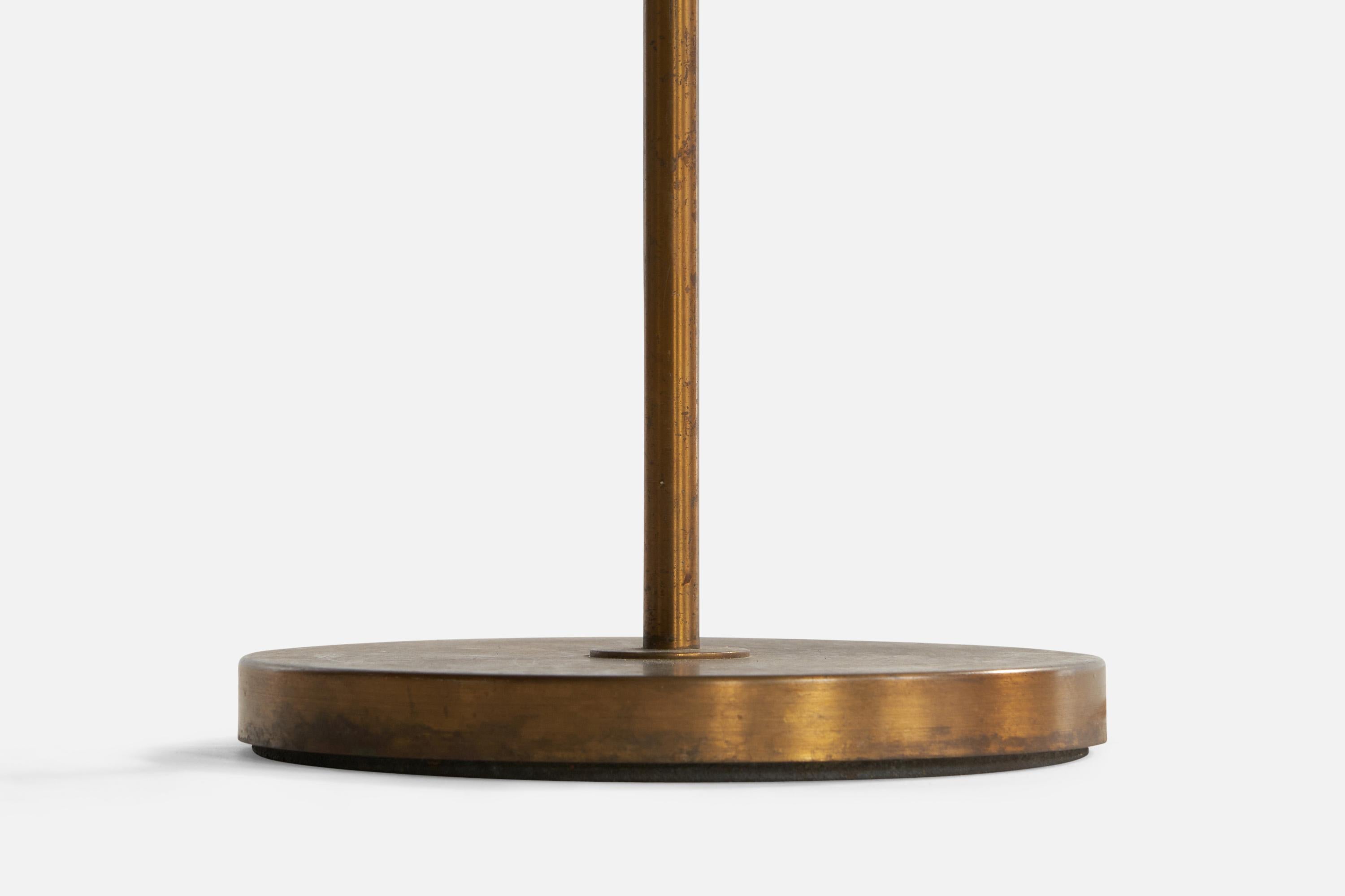 Milieu du XXe siècle Lampadaire de designer suédois, laiton, pin, Suède, années 1950 en vente