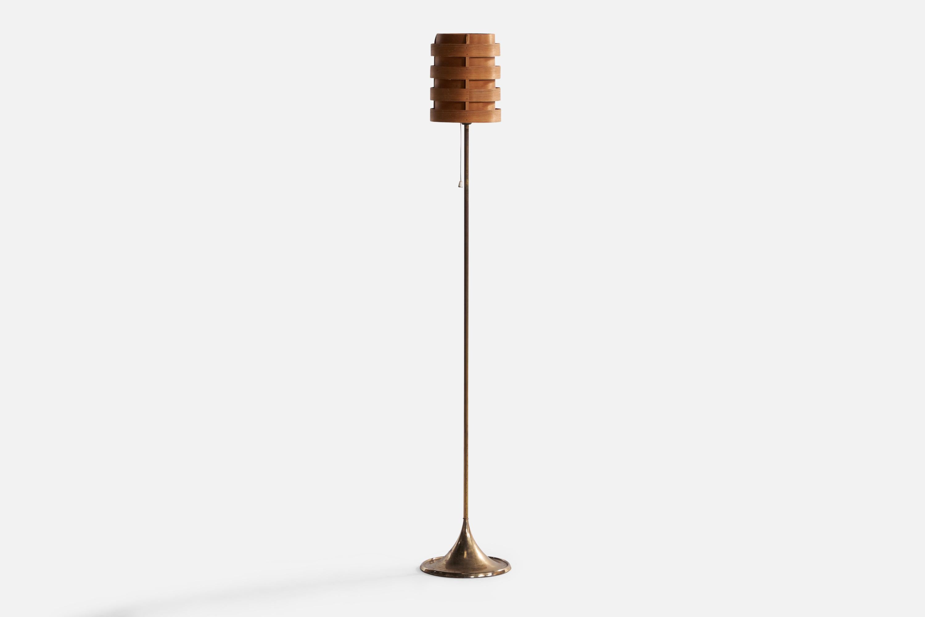 A brass and moulded pine-veneer floor lamp designed and produced in Sweden, 1960s.

Assorted vintage lampshade designed by Hans-Agne Jakobsson.

Overall Dimensions (inches): 44.5” H x 8.35” Diameter. Stated dimensions include shade.
Bulb
