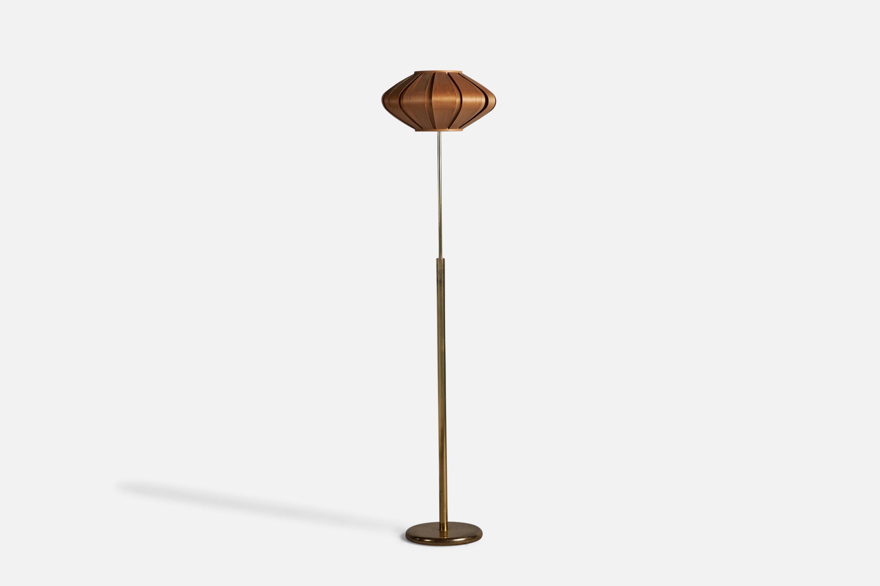 Lampadaire en laiton, pin et placage de pin moulé, conçu et produit en Suède, c. années 1970.

Dimensions globales (pouces) : 63.5