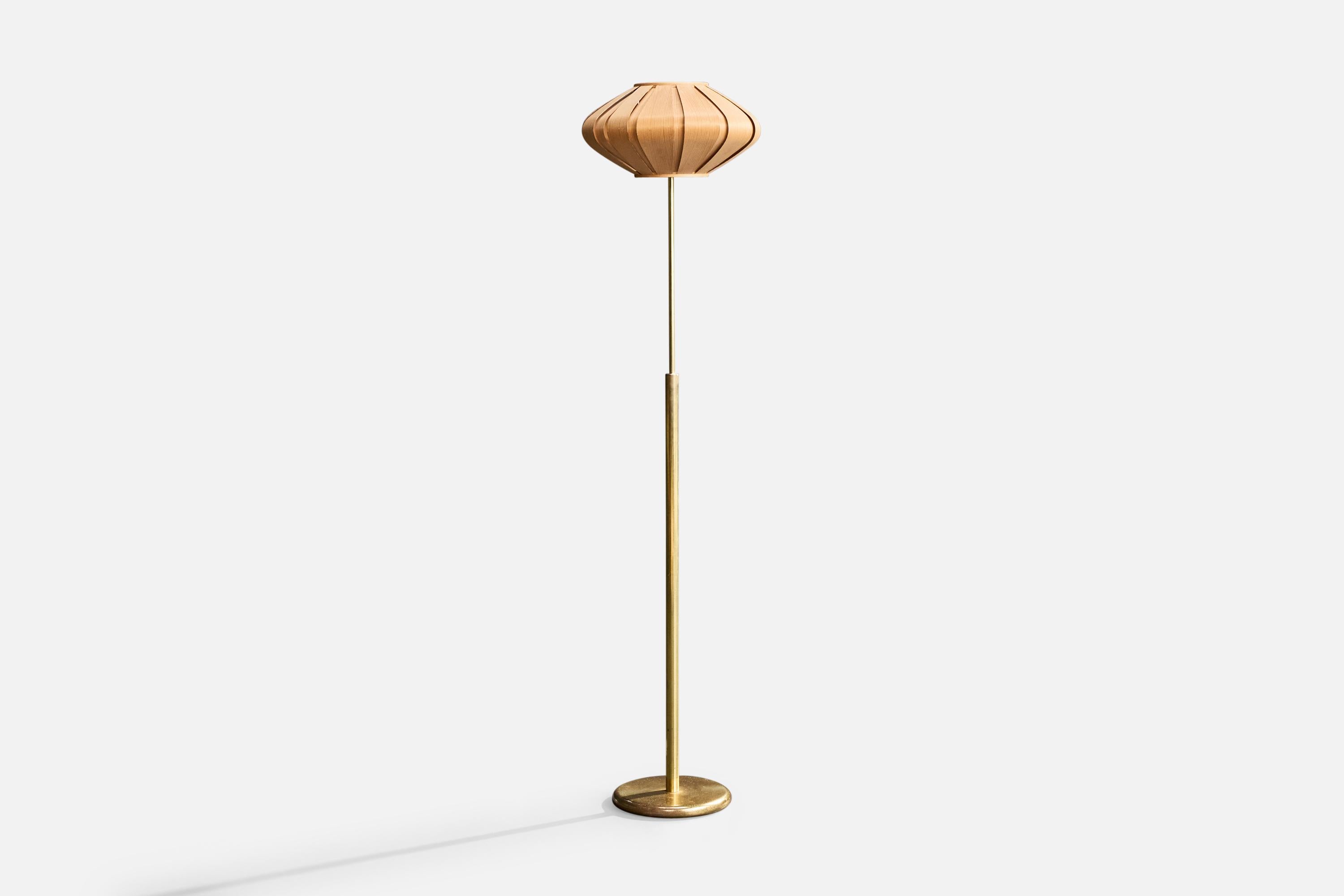 Stehlampe aus Messing und Kiefer, entworfen und hergestellt in Schweden, ca. 1970er Jahre.

Leichte Oxidation am Messingständer vorhanden.  

Geringfügige alters- und gebrauchsbedingte Abnutzungserscheinungen am Kieferschirm.

Abmessungen der Lampe