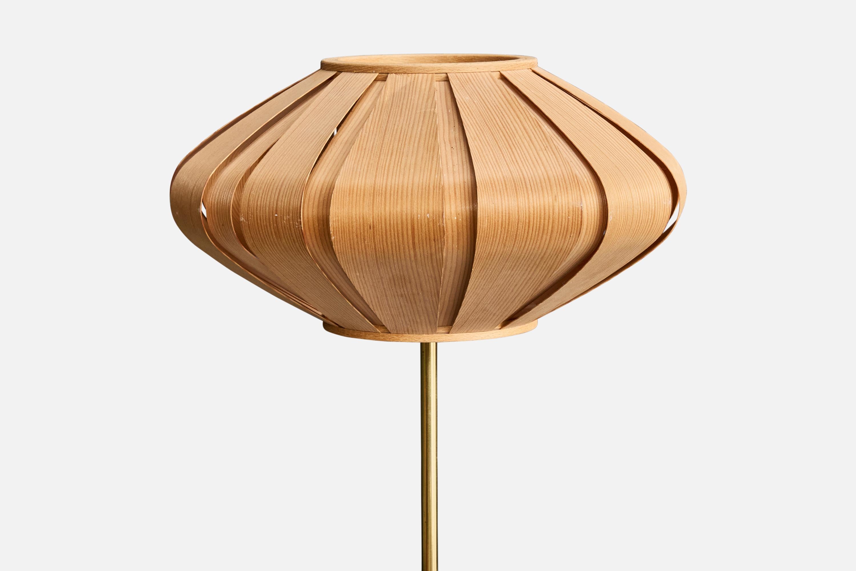 Schwedische Designerin, Stehlampe, Messing, Kiefernholz, Schweden, 1970er Jahre (Moderne der Mitte des Jahrhunderts) im Angebot