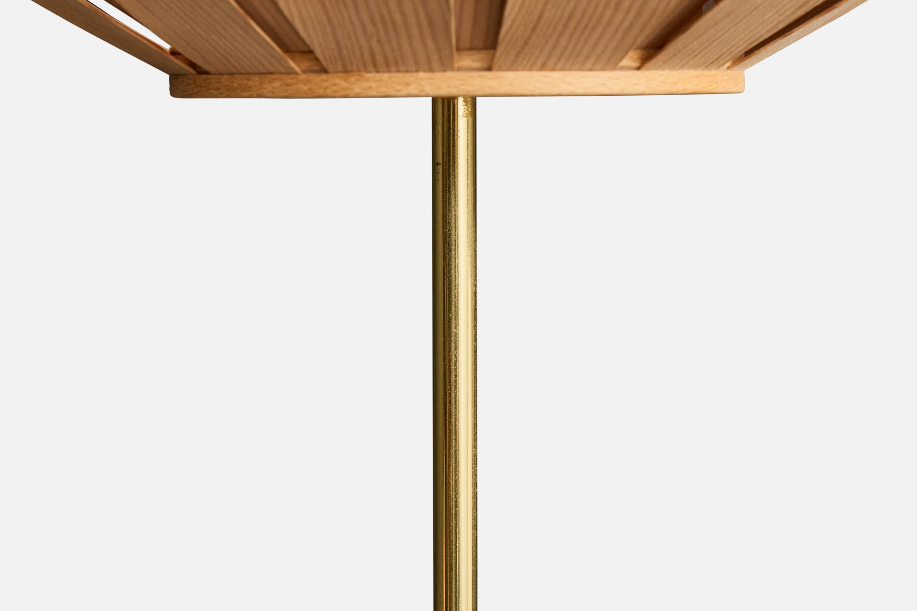Schwedische Designerin, Stehlampe, Messing, Kiefernholz, Schweden, 1970er Jahre im Angebot 1