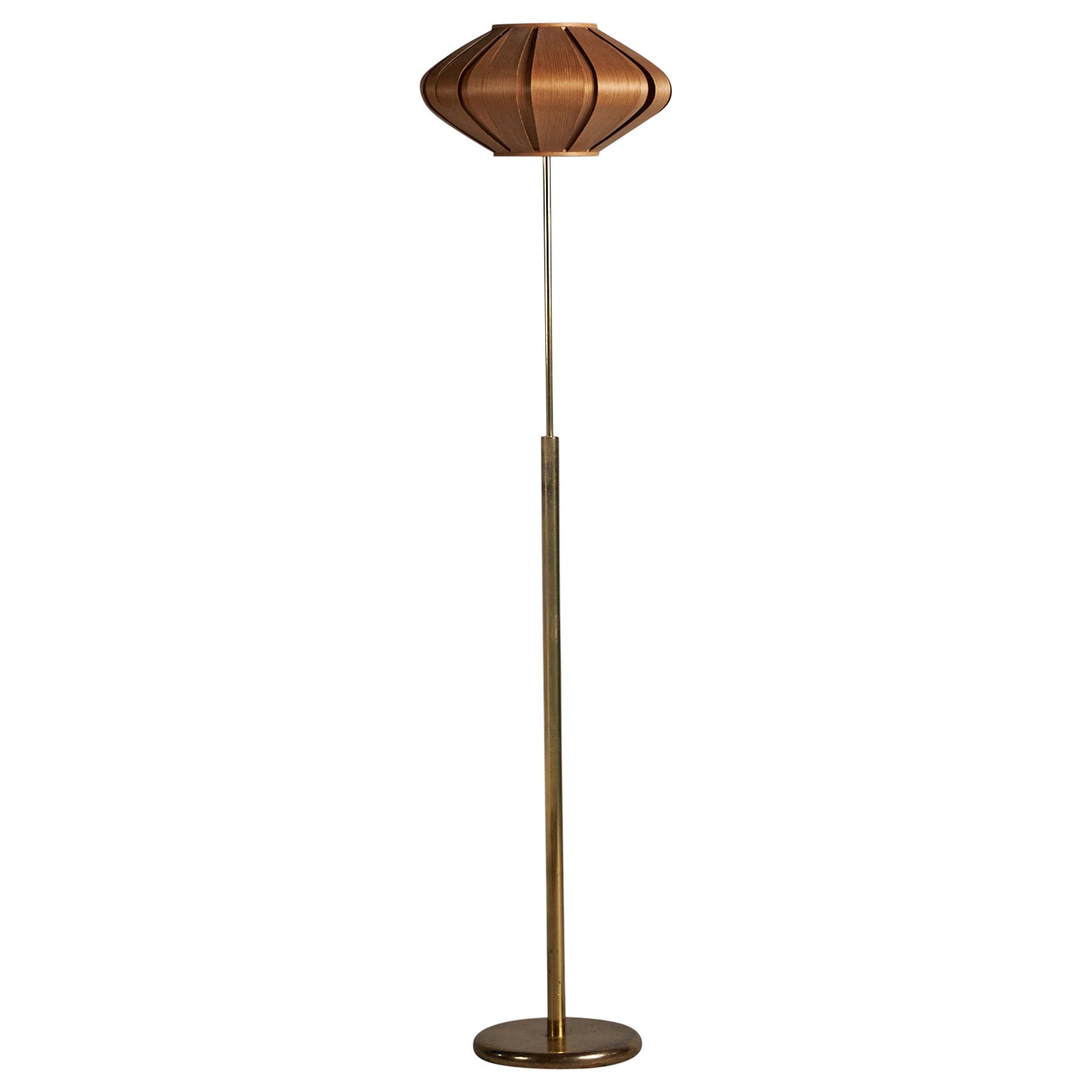 Lampada da terra di design svedese, ottone, pino, Svezia, anni '70 in vendita