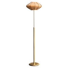 Lampada da terra di design svedese, ottone, pino, Svezia, anni '1970