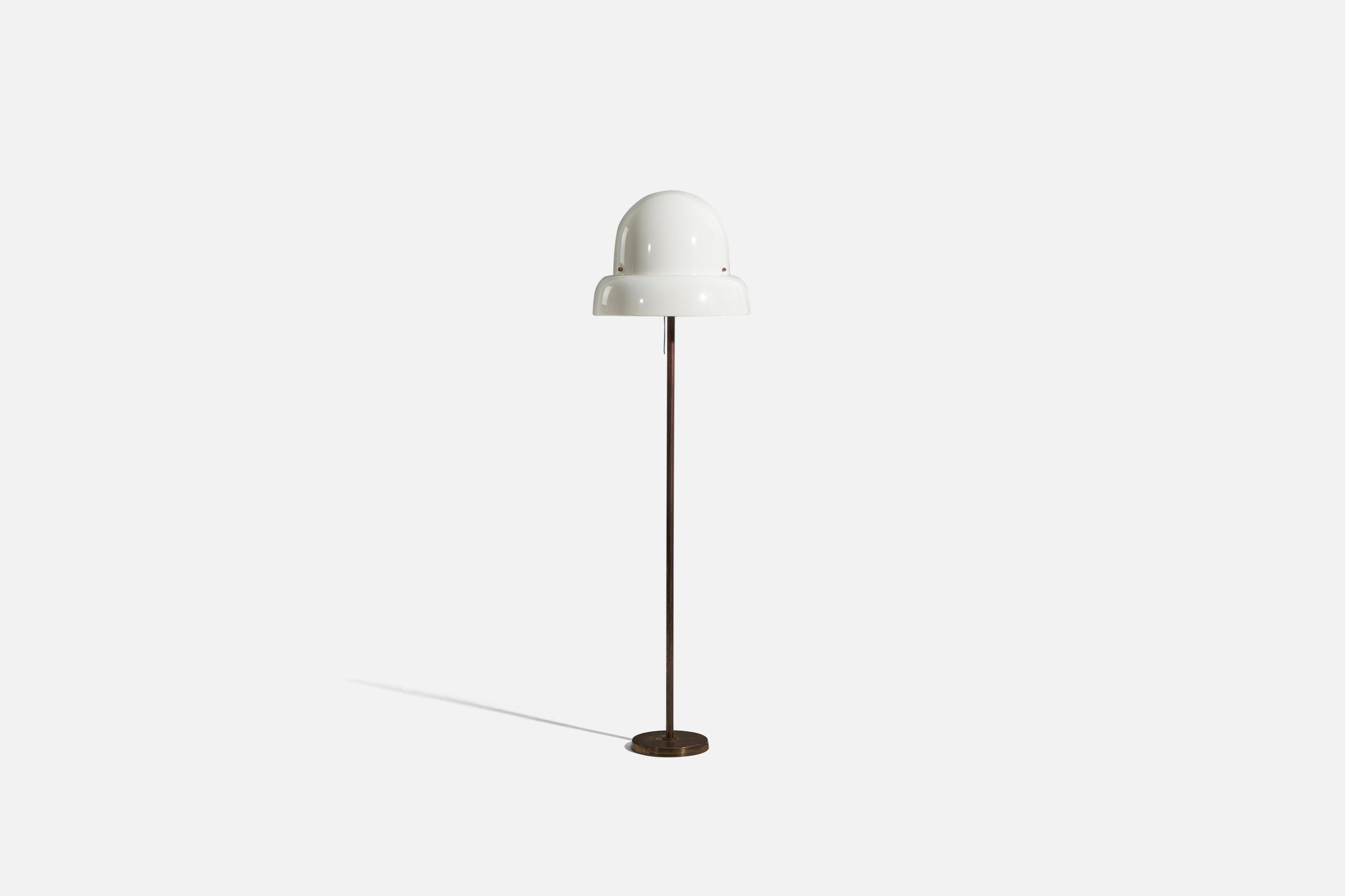 Un lampadaire en laiton et plastique conçu et produit en Suède, dans les années 1960.