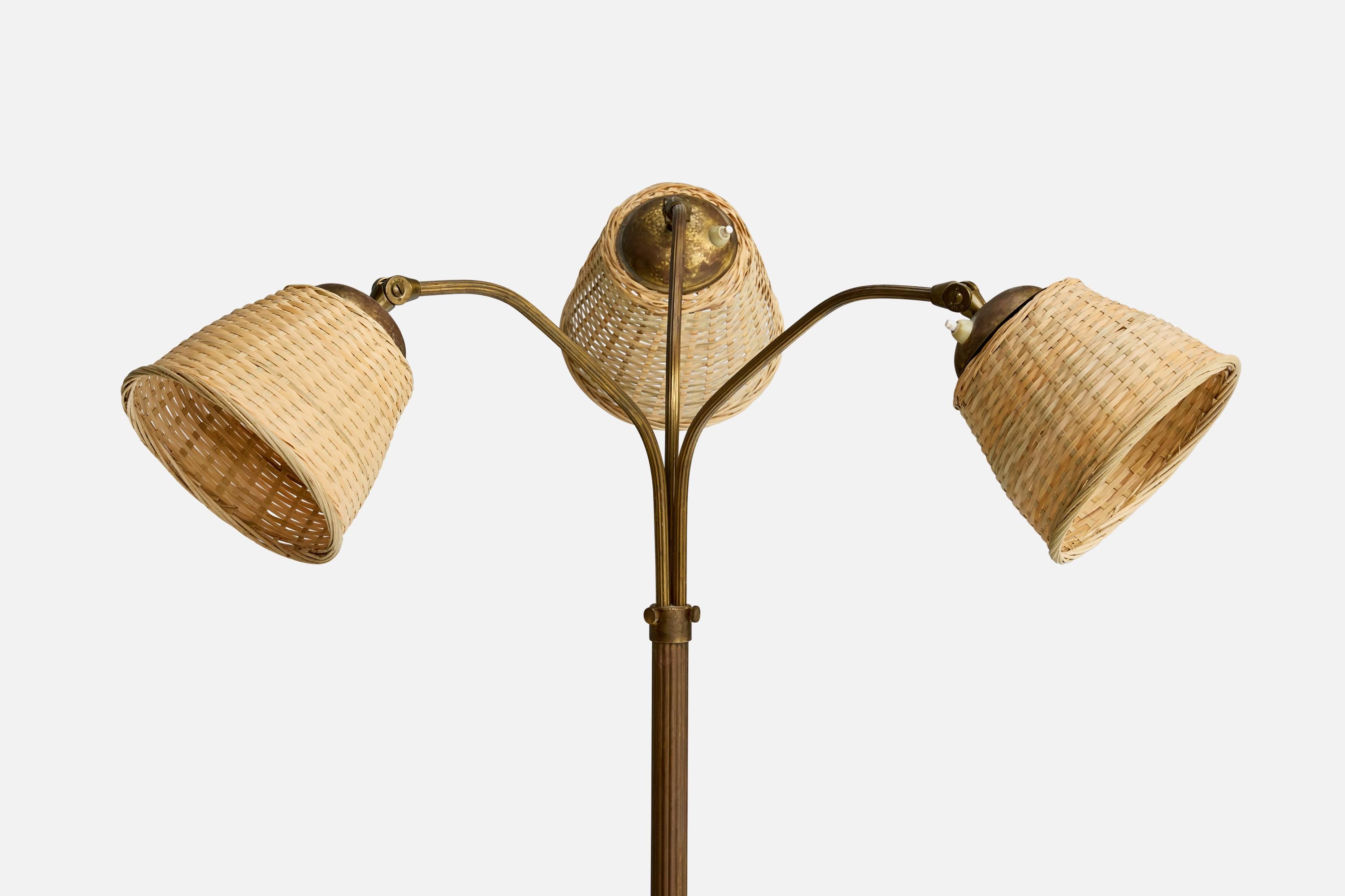 Scandinavo moderno Lampada da terra di design svedese, ottone, rattan, Svezia, anni '1930 in vendita