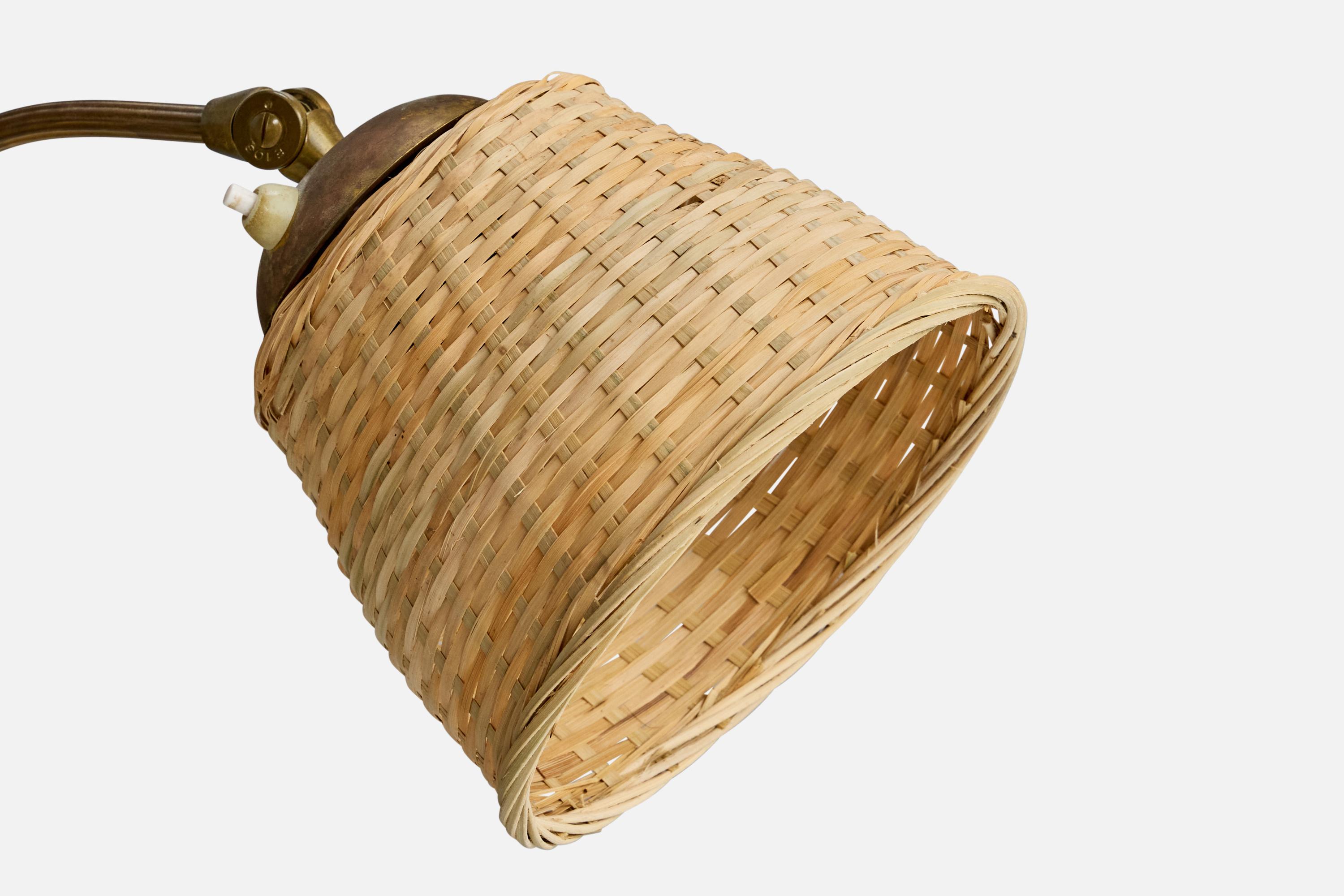 Svedese Lampada da terra di design svedese, ottone, rattan, Svezia, anni '1930 in vendita