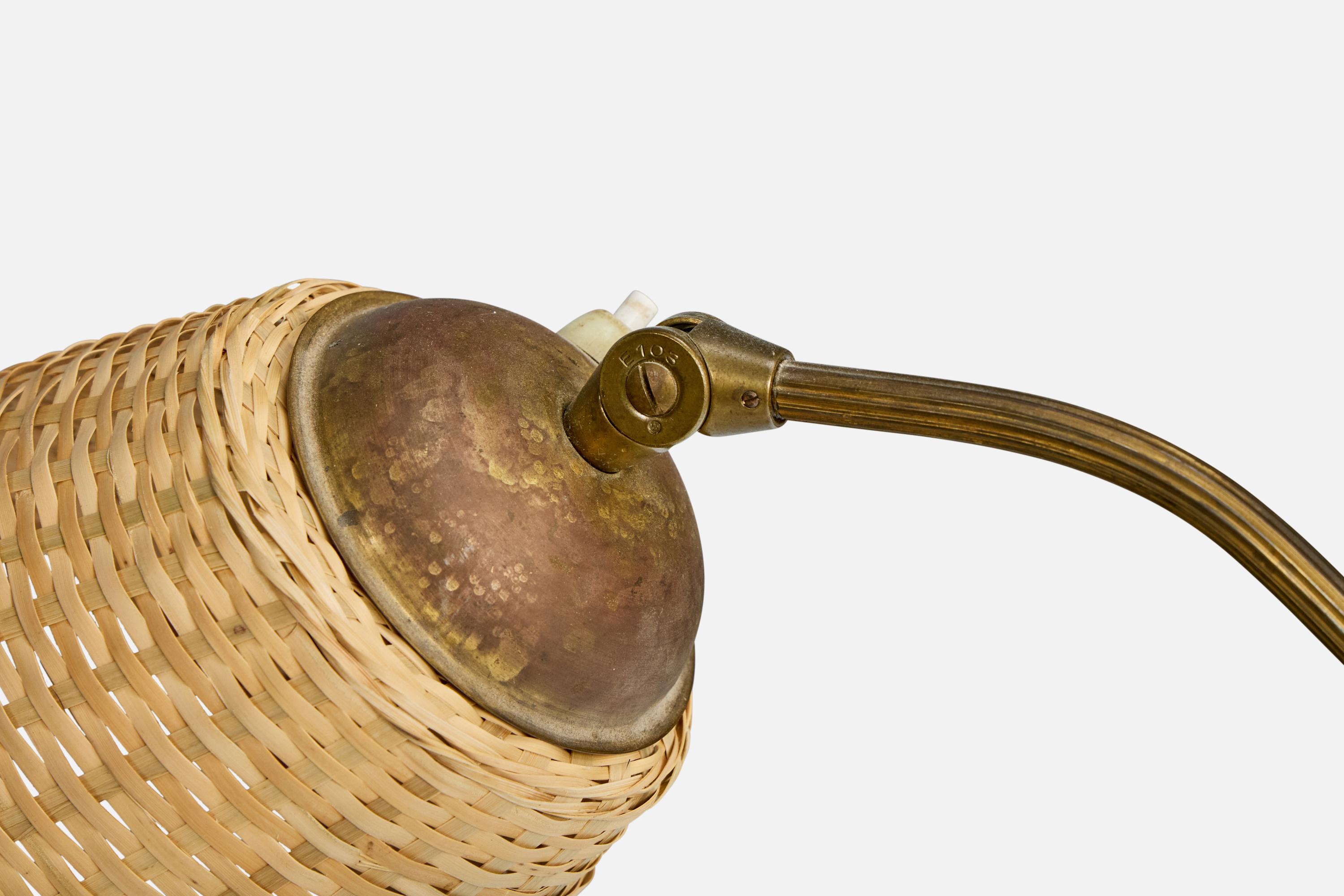 Lampada da terra di design svedese, ottone, rattan, Svezia, anni '1930 In condizioni buone in vendita a High Point, NC