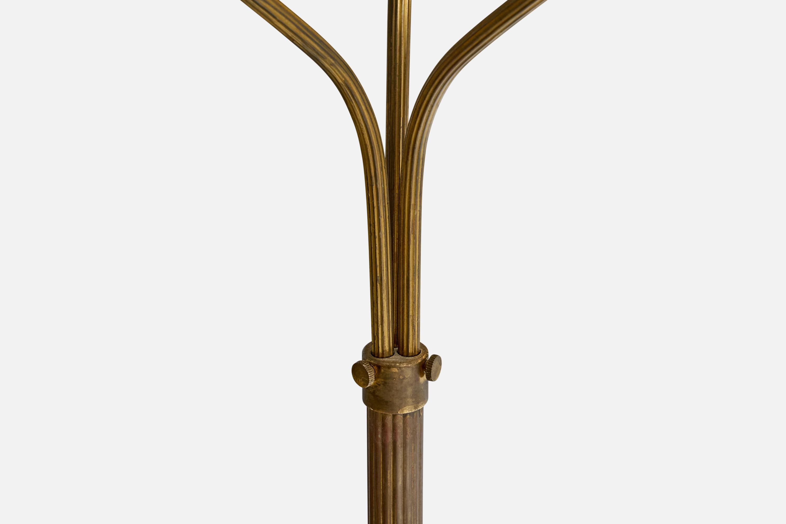 Metà XX secolo Lampada da terra di design svedese, ottone, rattan, Svezia, anni '1930 in vendita