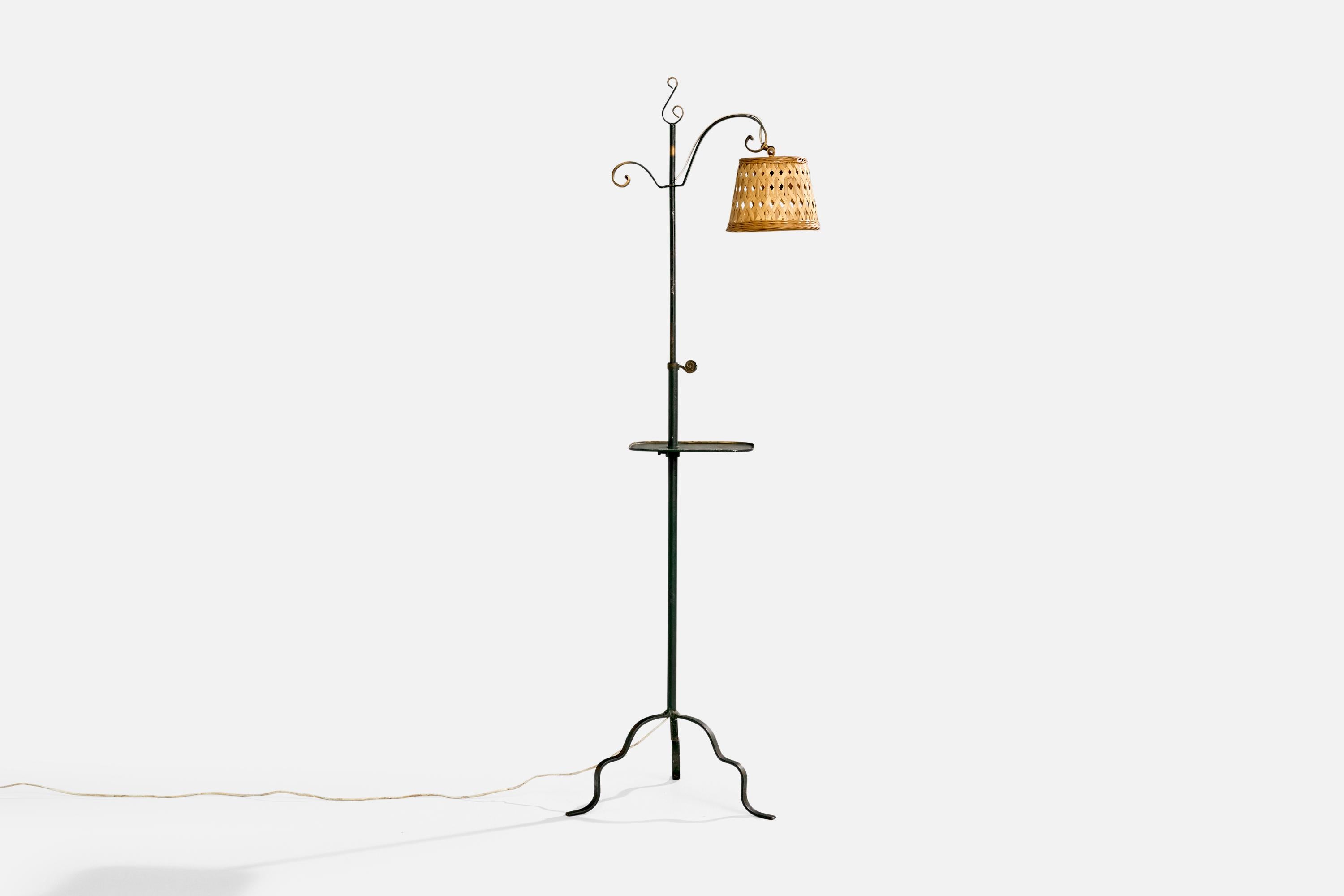 Lampadaire ou table d'appoint en laiton et rotin peint en vert, conçu et produit en Suède, vers les années 1940.

Dimensions de la lampe avec abat-jour (pouces) : 60.9