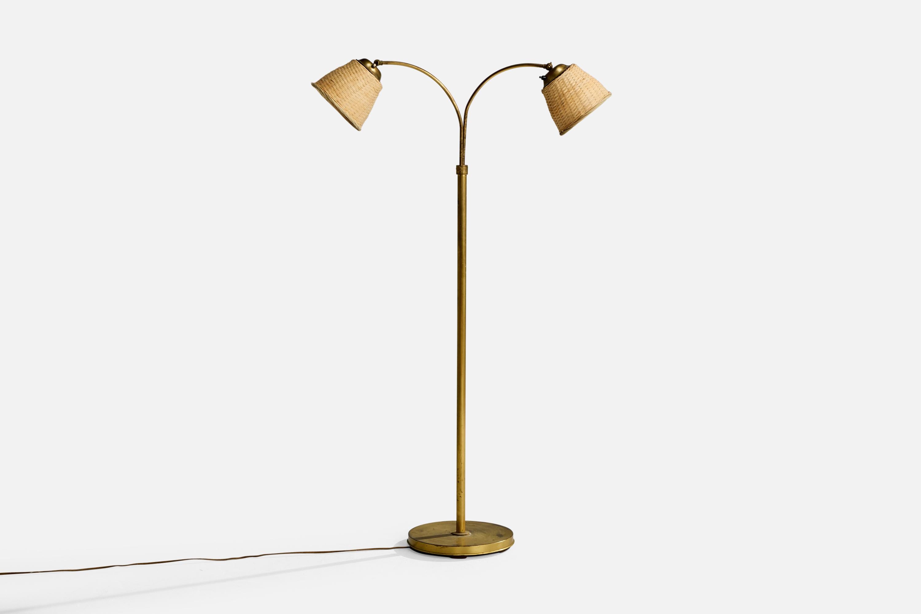 Una lampada da terra regolabile in ottone e rattan progettata e prodotta in Svezia, negli anni '1940 circa.

Ossidazione e scolorimento presenti nell'ottone. 

Sostituzione dei paralumi.

Usura coerente con l'età e l'uso

Dimensioni complessive