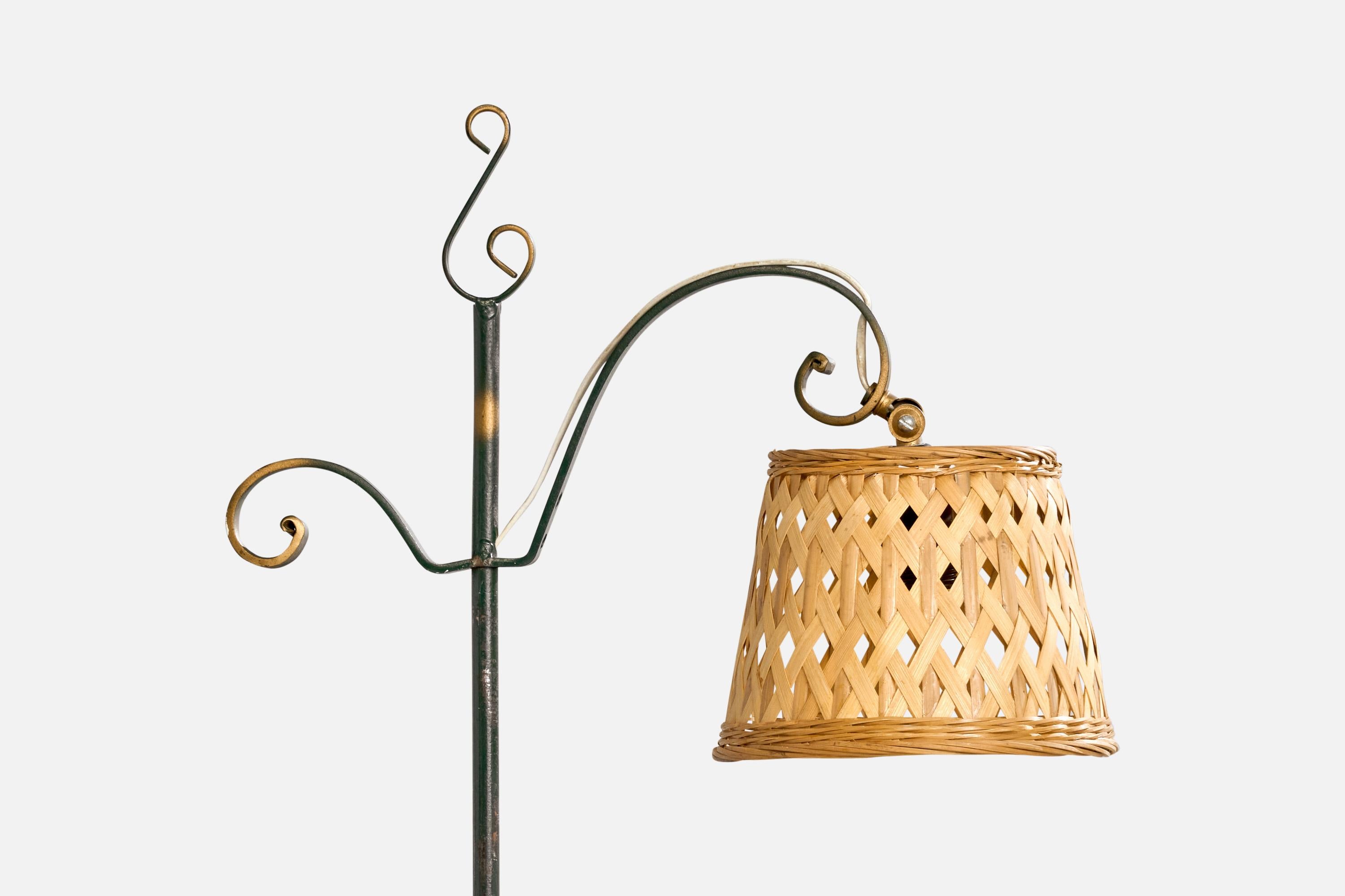 Suédois Lampadaire de designer suédois, laiton, rotin, Suède, années 1940 en vente