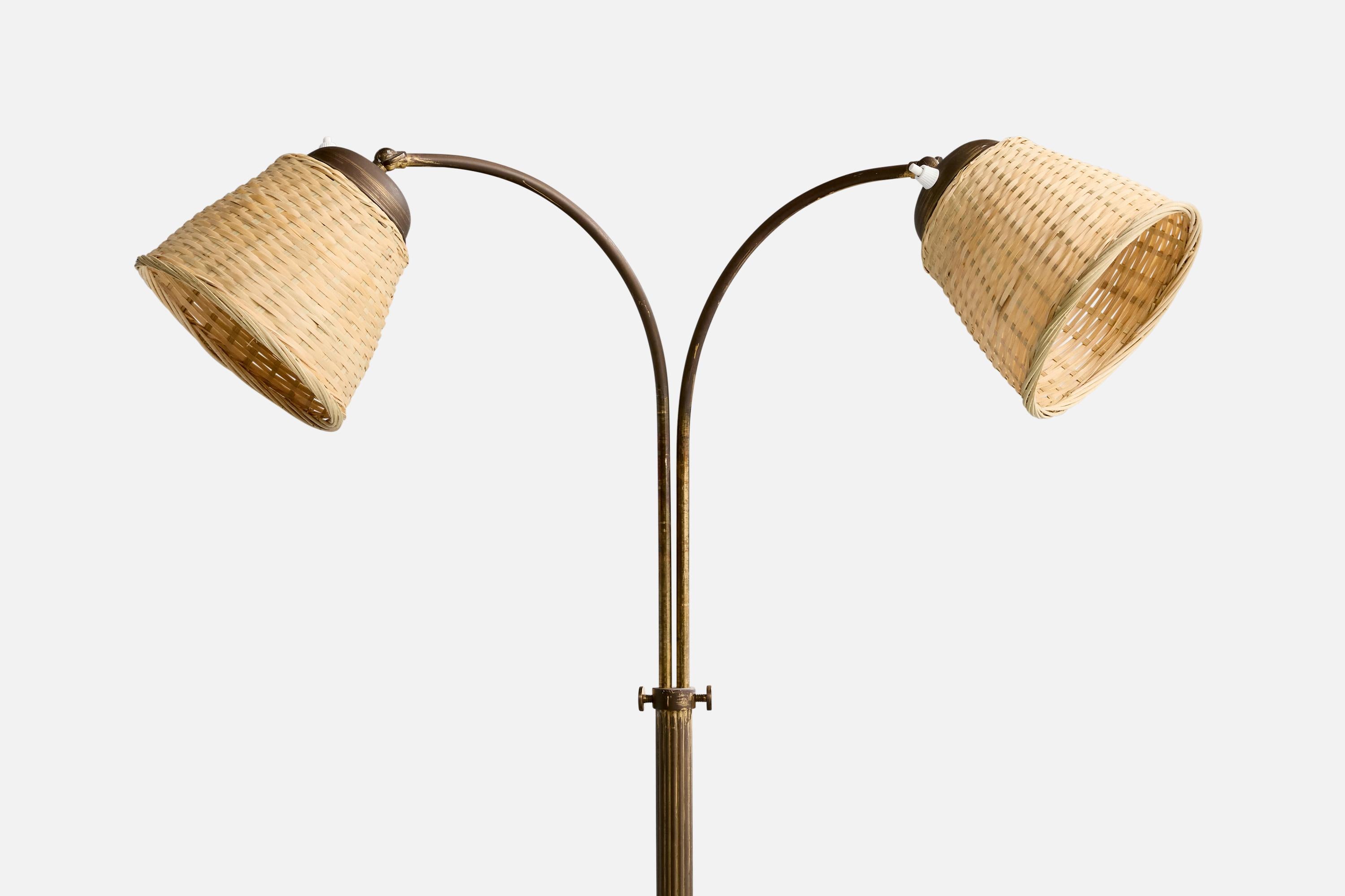 Diseñador sueco, lámpara de pie, latón, ratán, Suecia, años 1940 Escandinavo moderno en venta