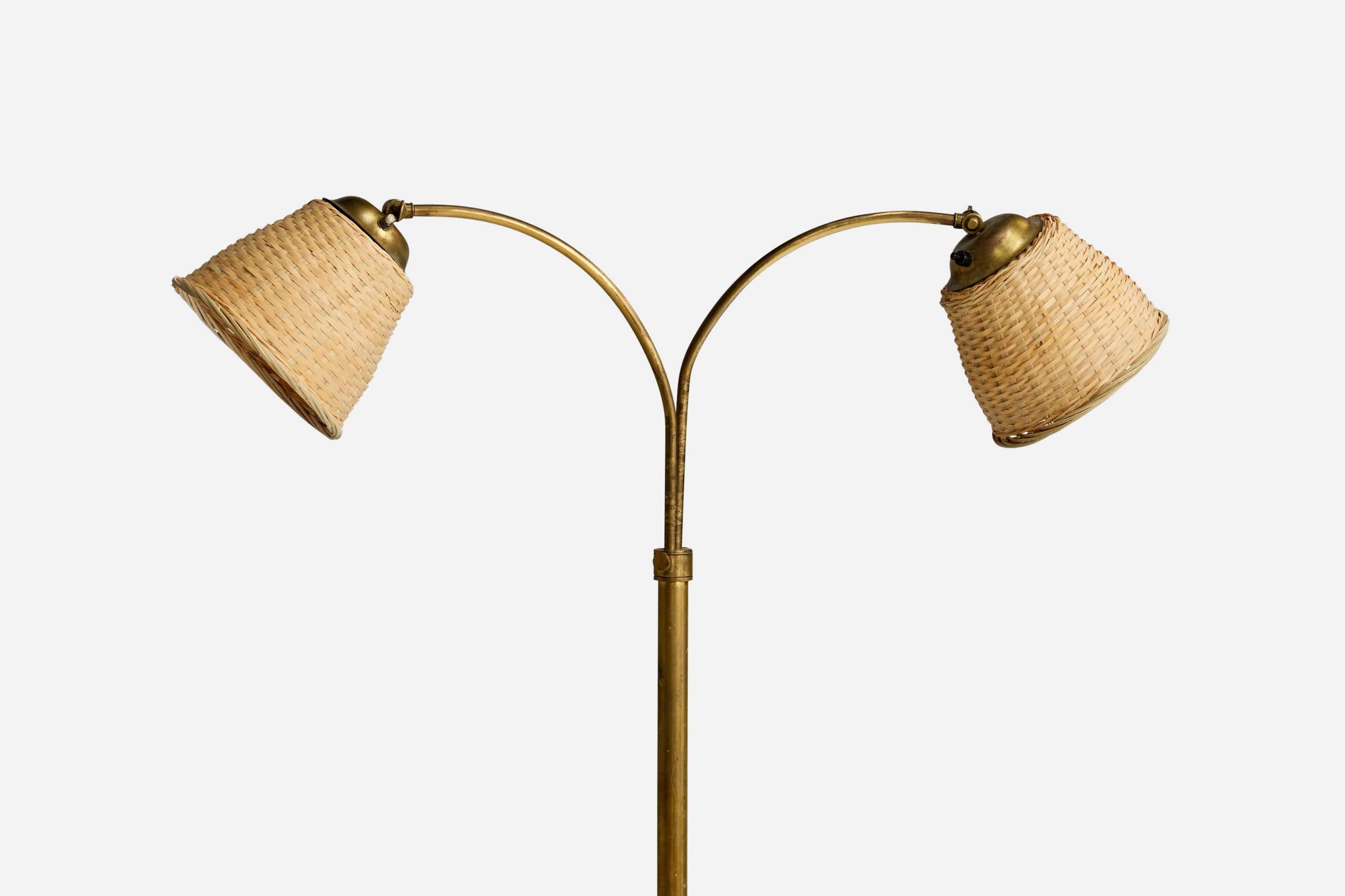 Scandinavo moderno Lampada da terra di design svedese, ottone, rattan, Svezia, anni '1940 in vendita