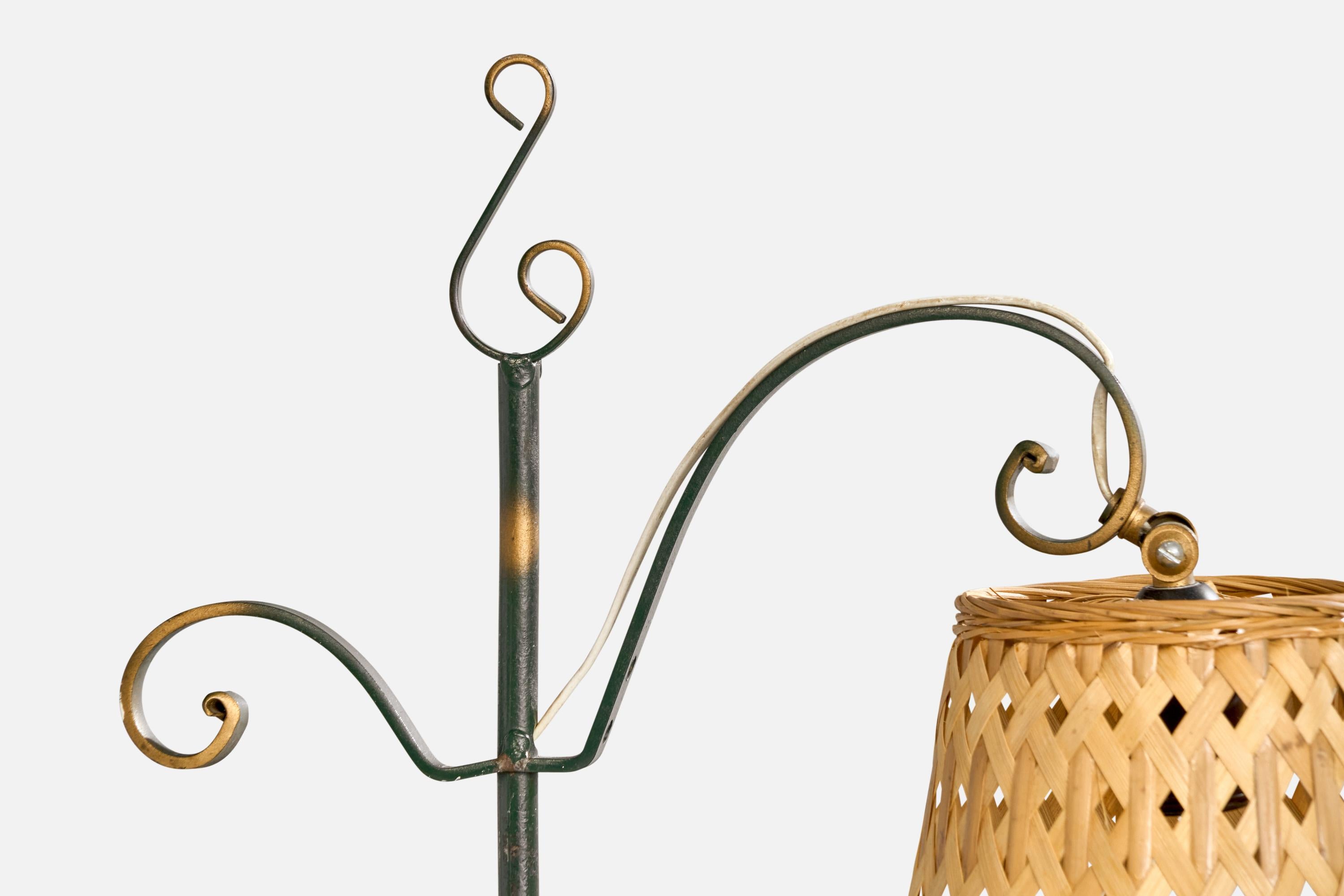 Lampadaire de designer suédois, laiton, rotin, Suède, années 1940 Bon état - En vente à High Point, NC