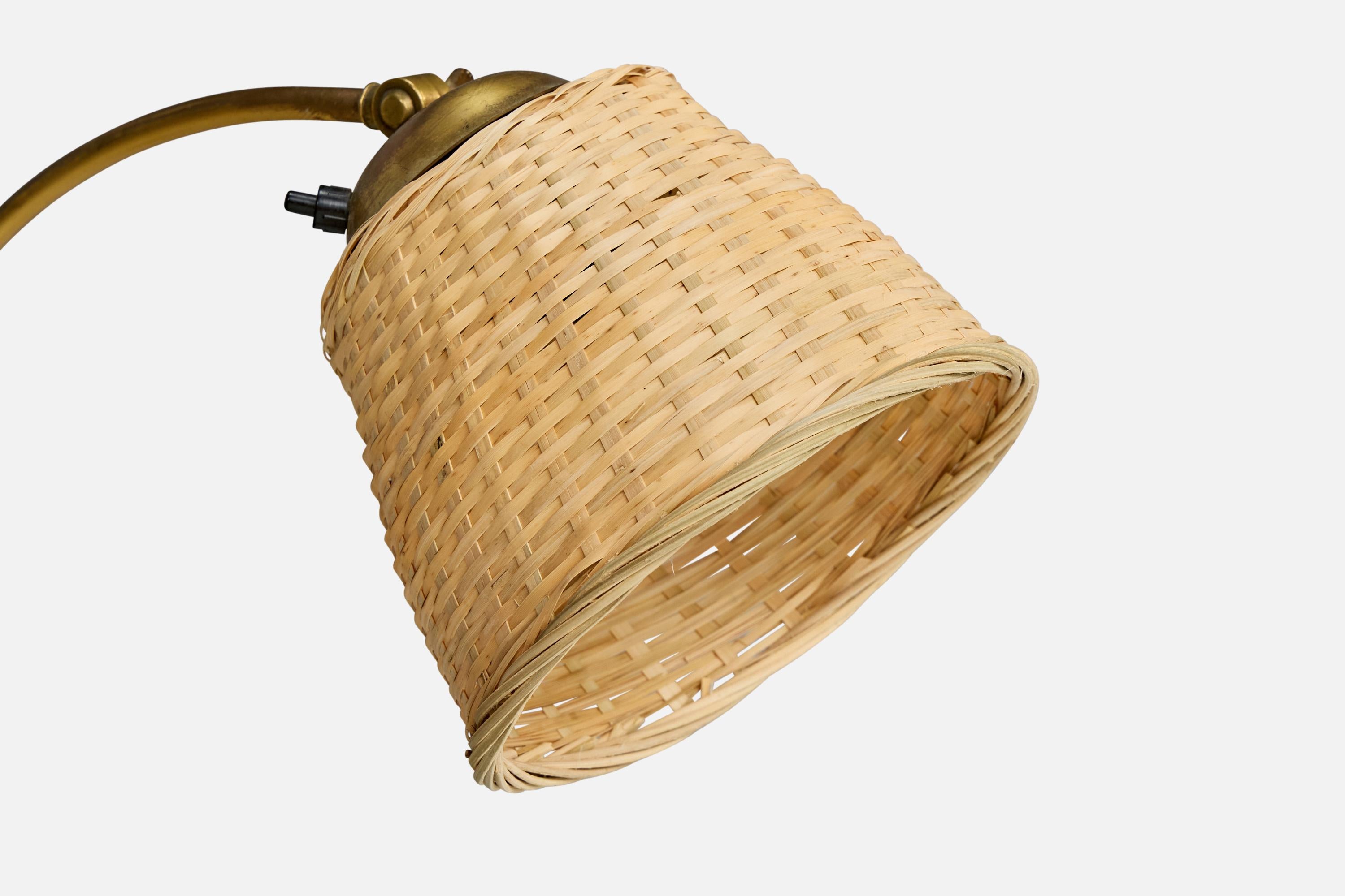 Svedese Lampada da terra di design svedese, ottone, rattan, Svezia, anni '1940 in vendita