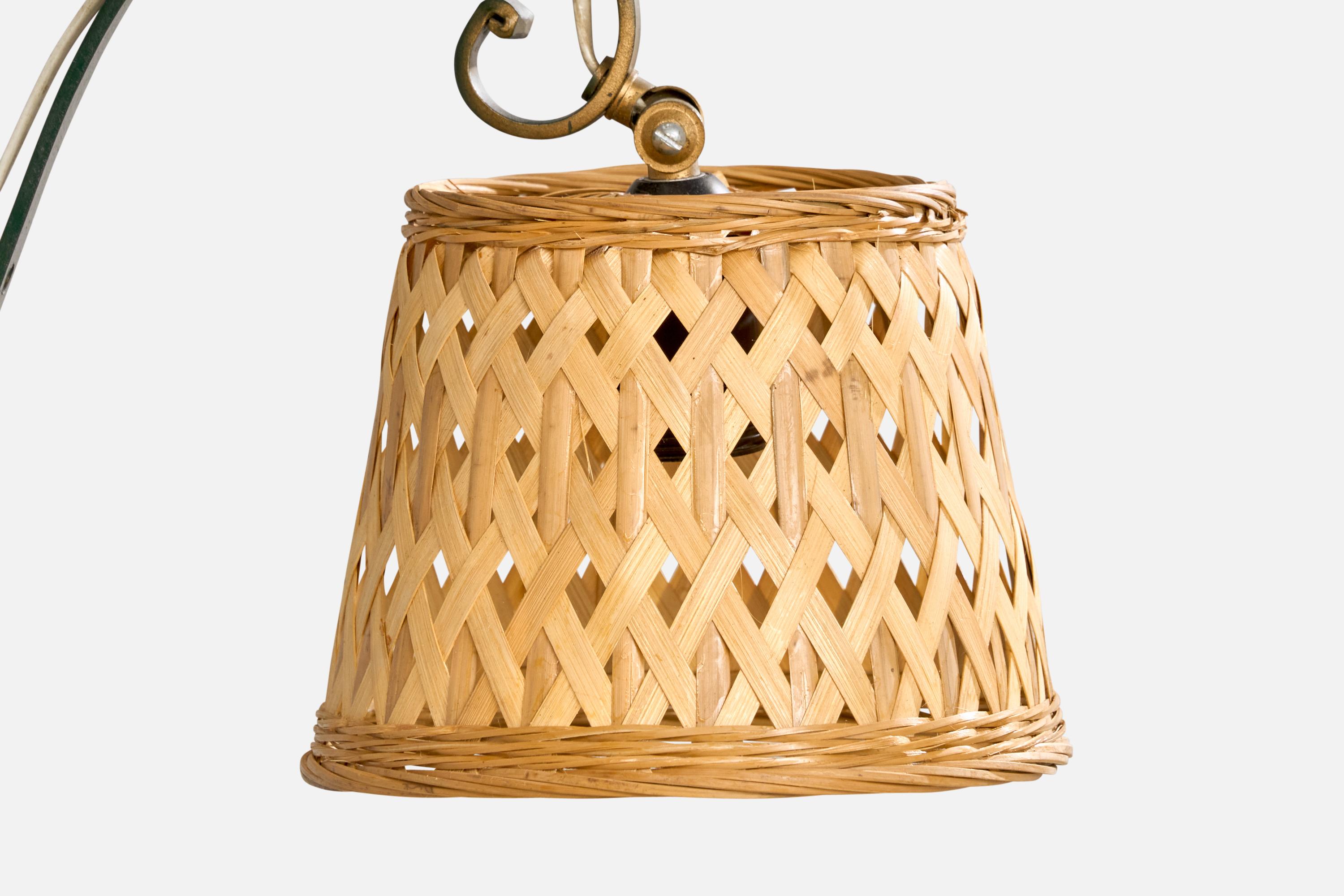 Milieu du XXe siècle Lampadaire de designer suédois, laiton, rotin, Suède, années 1940 en vente