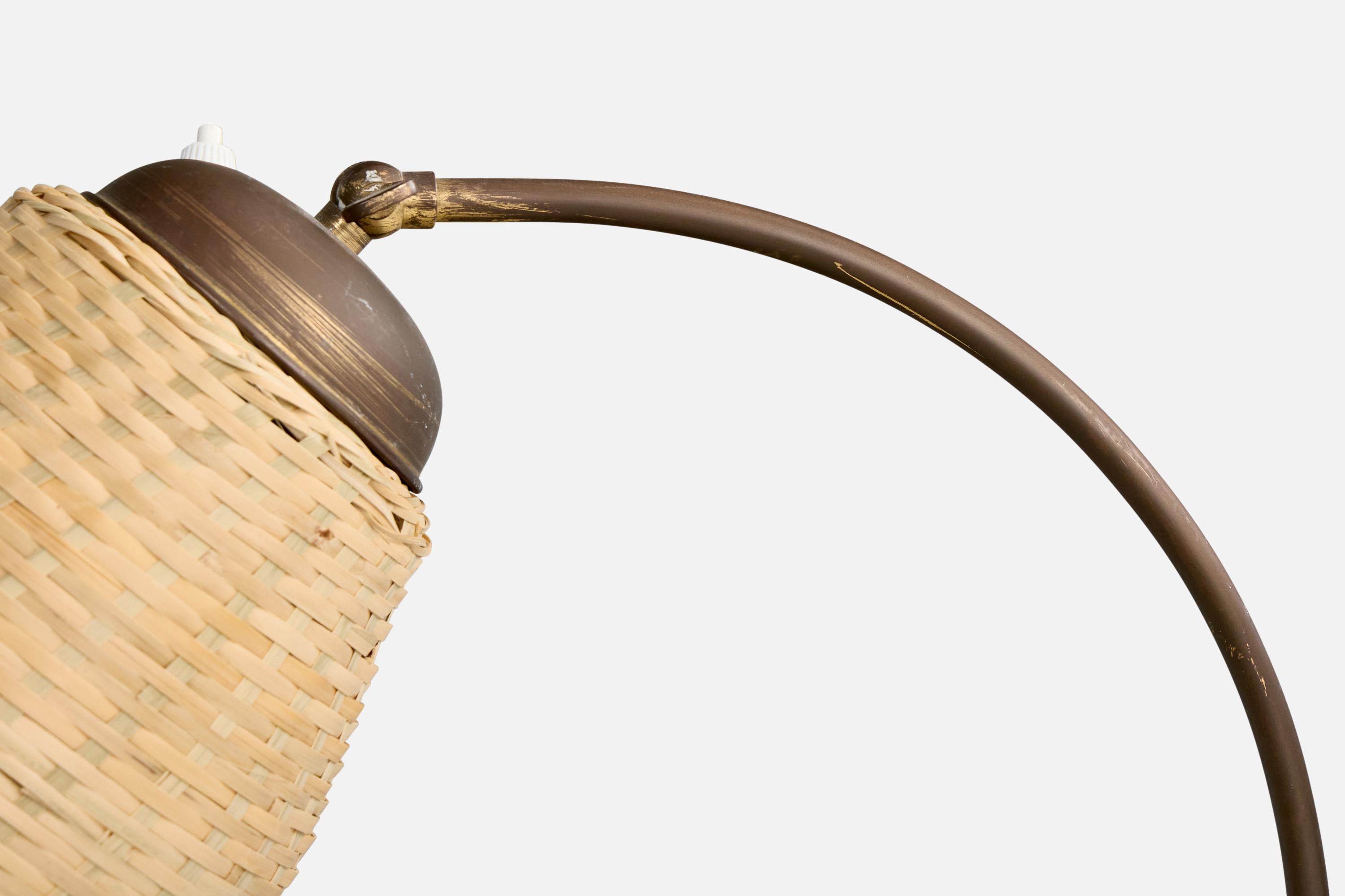 Diseñador sueco, lámpara de pie, latón, ratán, Suecia, años 1940 en Bueno estado para la venta en High Point, NC