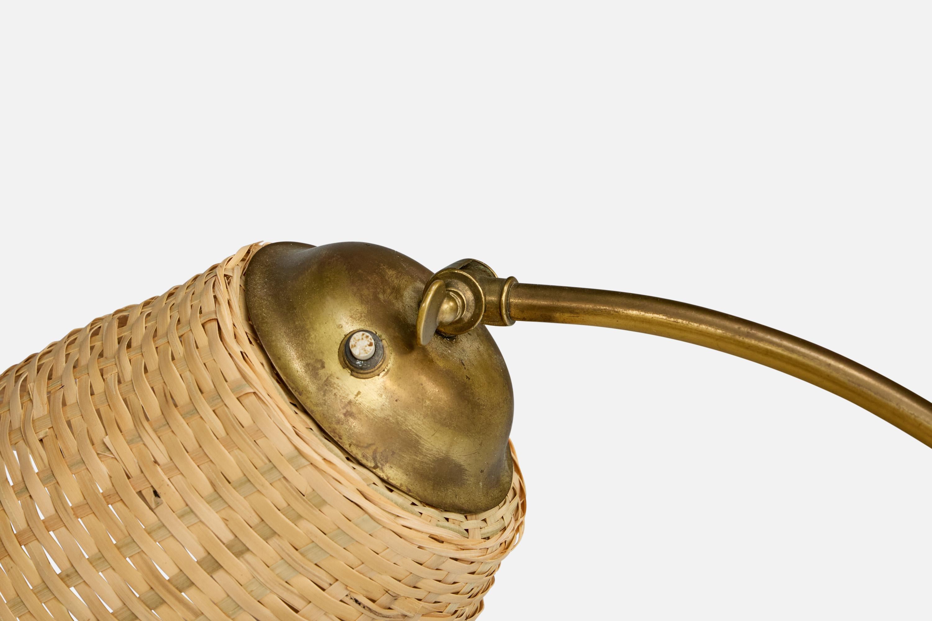 Lampada da terra di design svedese, ottone, rattan, Svezia, anni '1940 In condizioni buone in vendita a High Point, NC