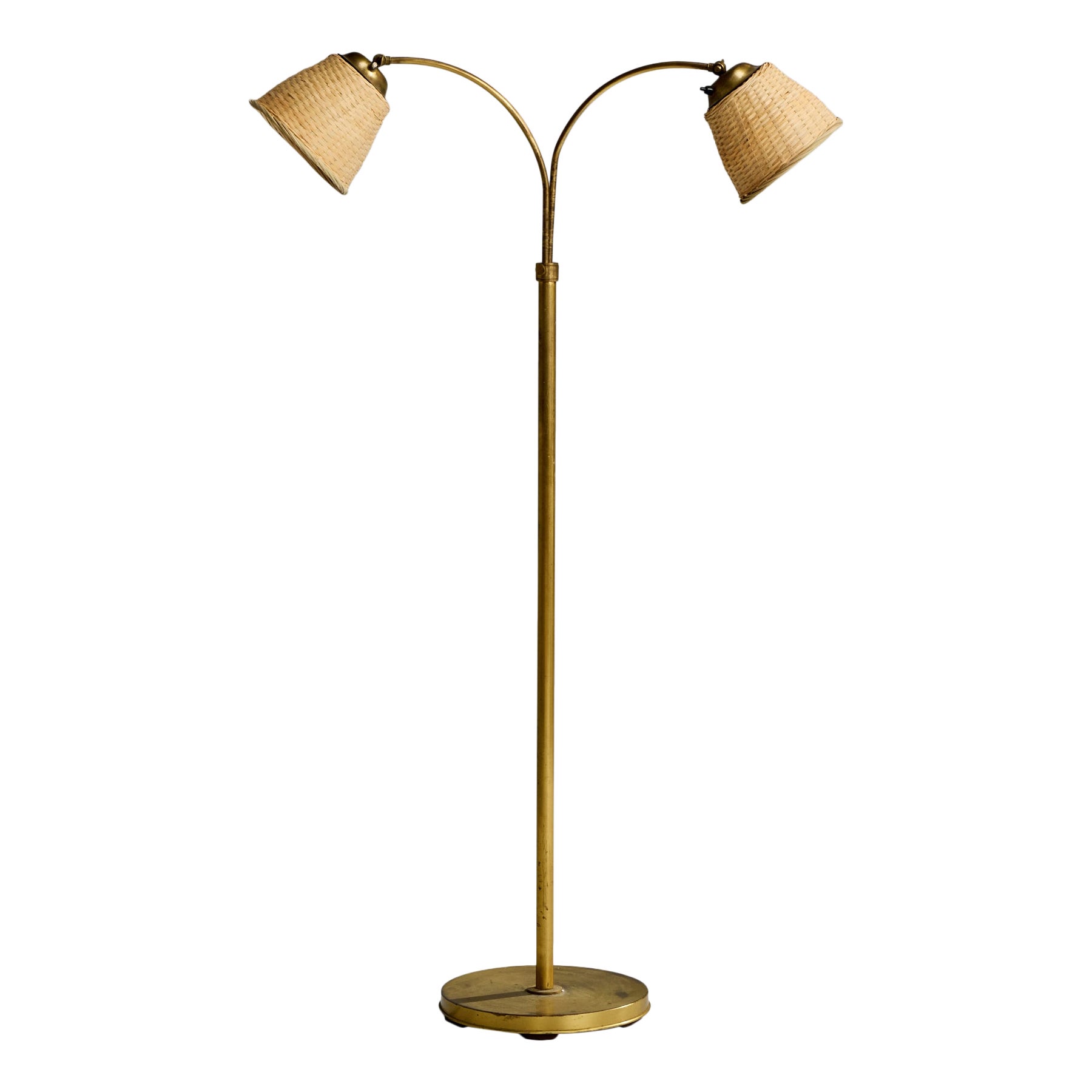 Lampada da terra di design svedese, ottone, rattan, Svezia, anni '1940 in vendita