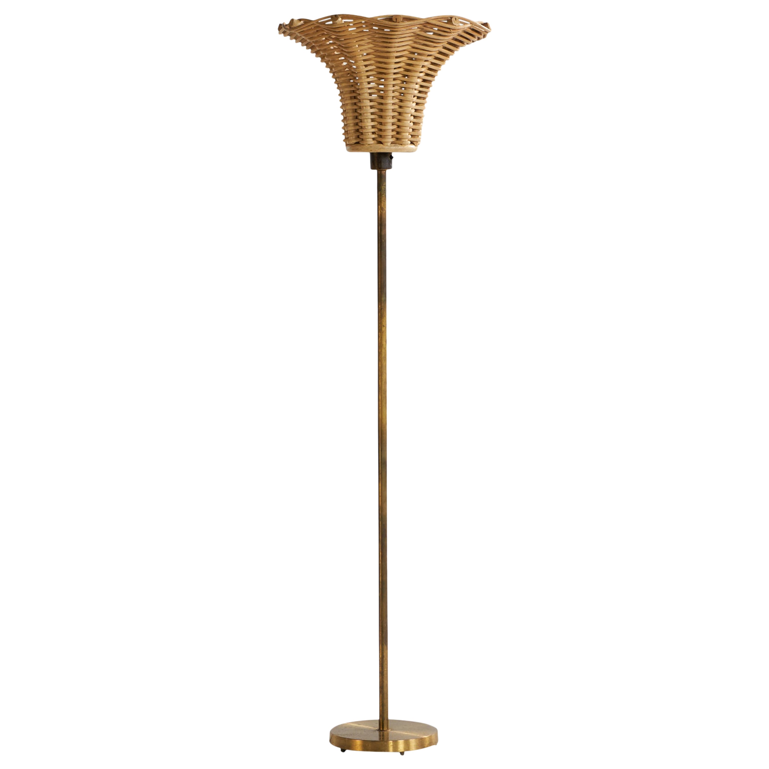 Diseñador sueco, lámpara de pie, latón, ratán, Suecia, años 1950
