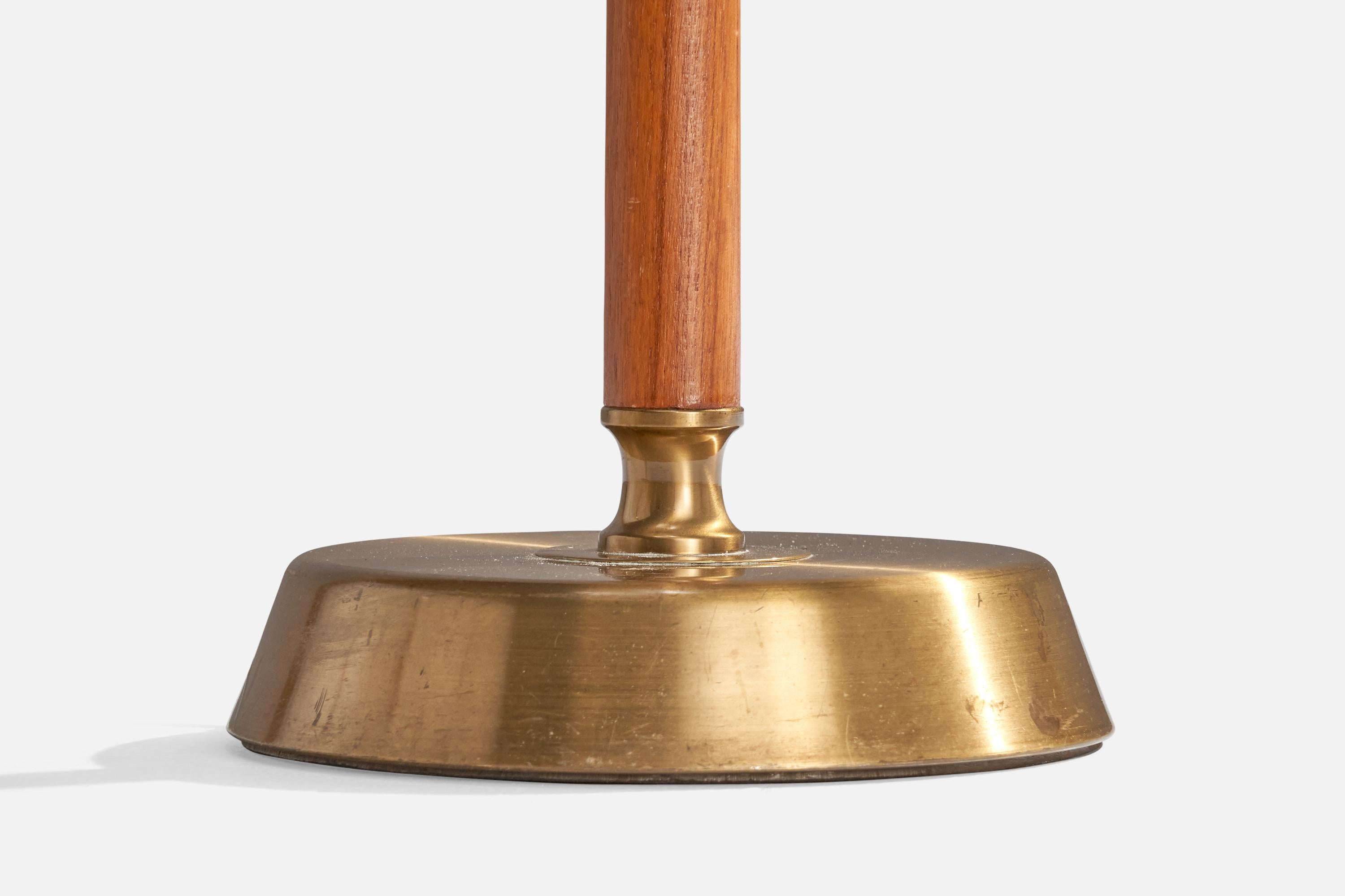 Laiton Lampadaire de designer suédois, laiton, teck, tissu, Suède, années 1950 en vente