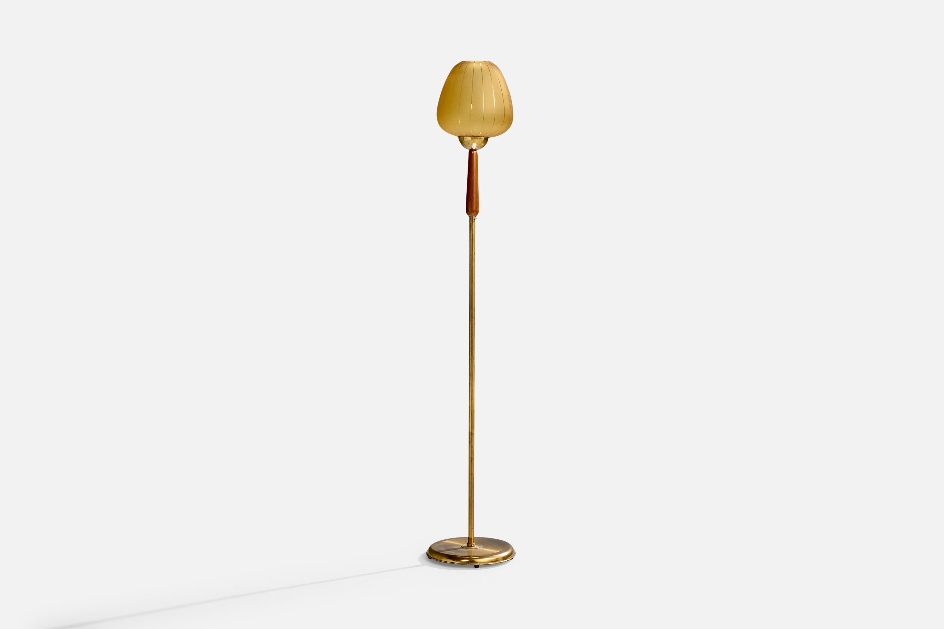 Stehlampe aus Messing, Teakholz und geätztem beigefarbenem Glas, entworfen und hergestellt in Schweden, ca. 1950er Jahre.

Gesamtabmessungen (Zoll): 59 