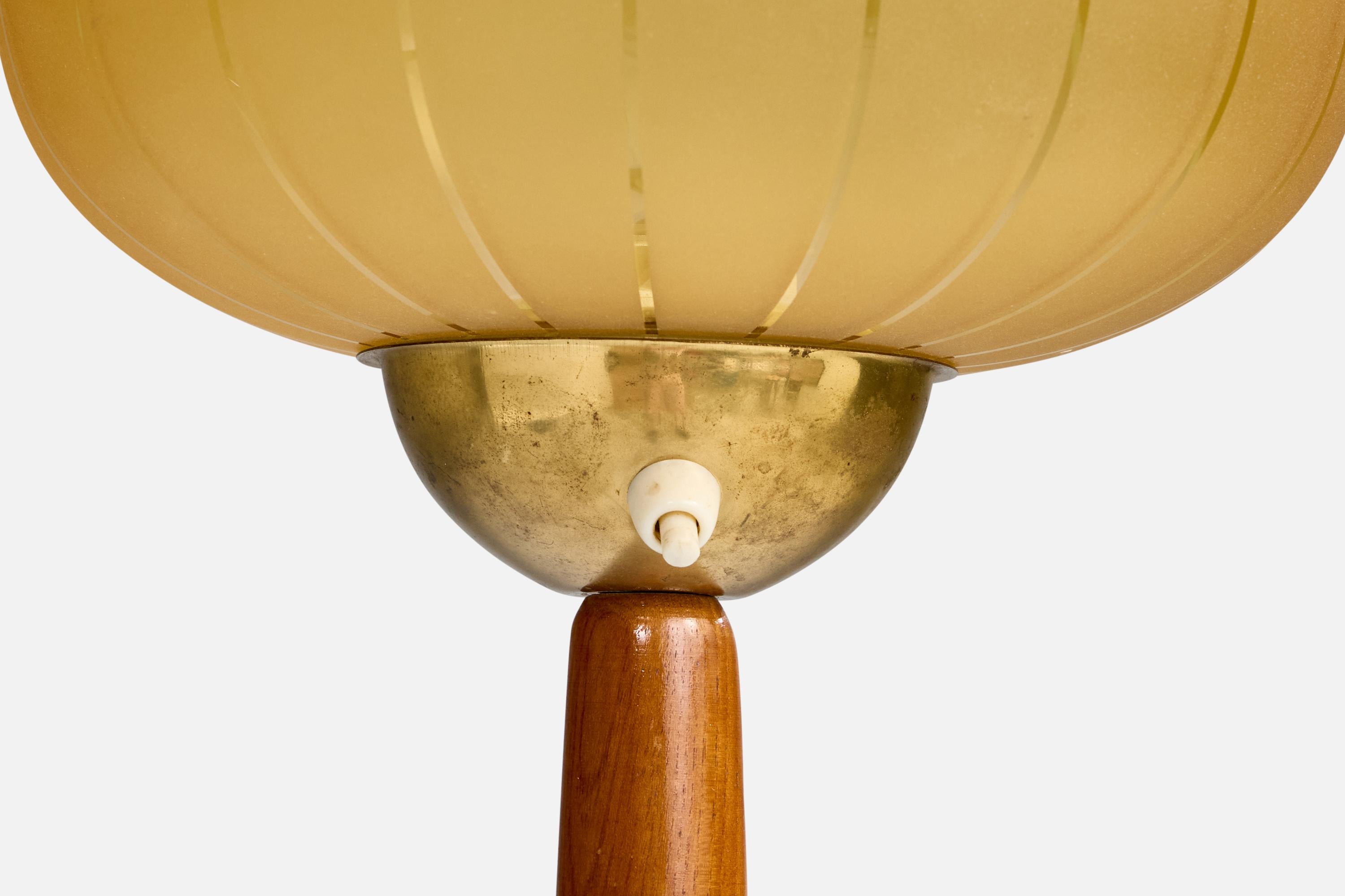 Schwedischer Designer, Stehlampe, Messing, Teakholz, Glas, Schweden, 1950er Jahre im Zustand „Gut“ im Angebot in High Point, NC