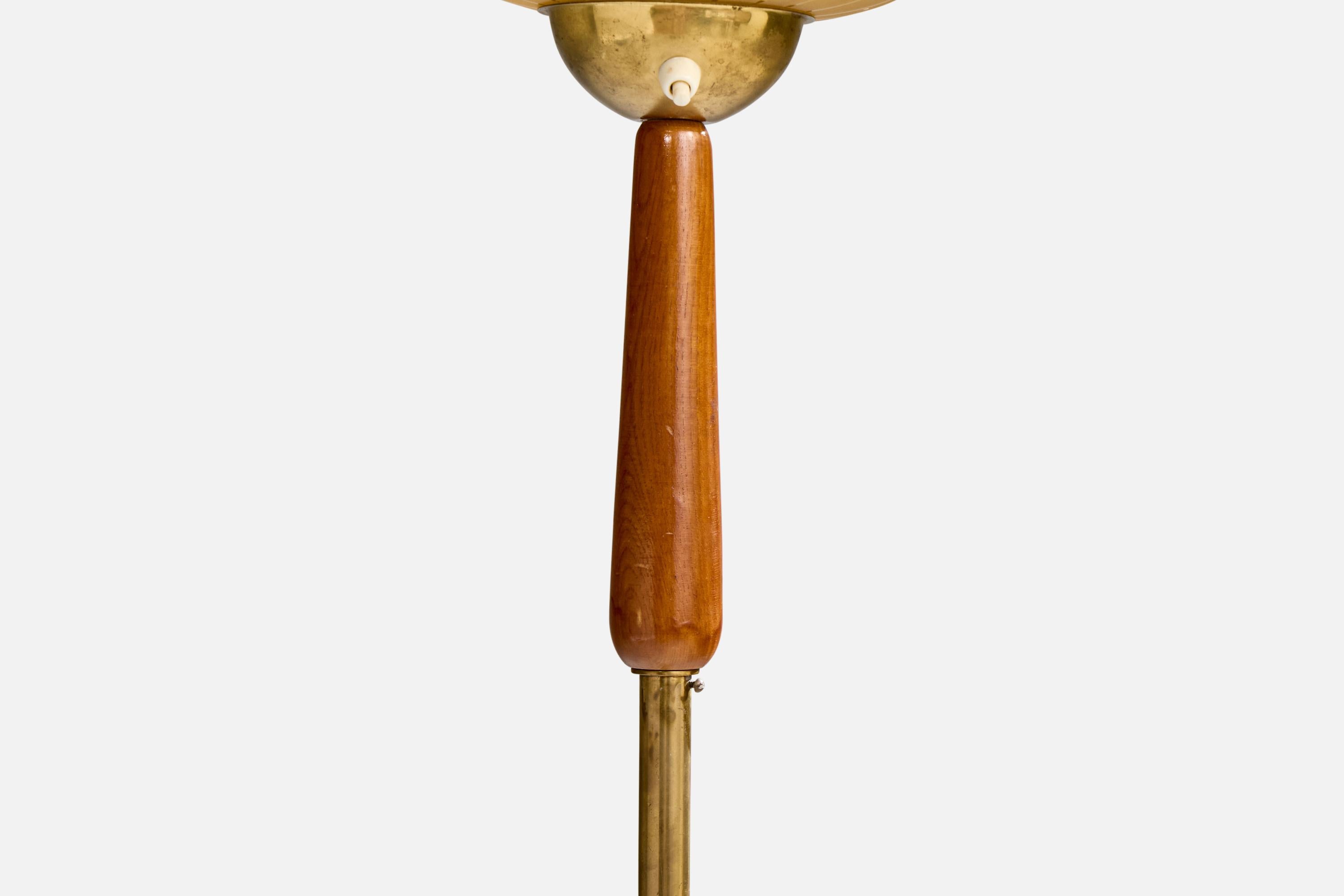 Schwedischer Designer, Stehlampe, Messing, Teakholz, Glas, Schweden, 1950er Jahre (Mitte des 20. Jahrhunderts) im Angebot