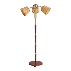 Designer suédois, lampadaire, laiton, teck, rotin, Suède, années 1950