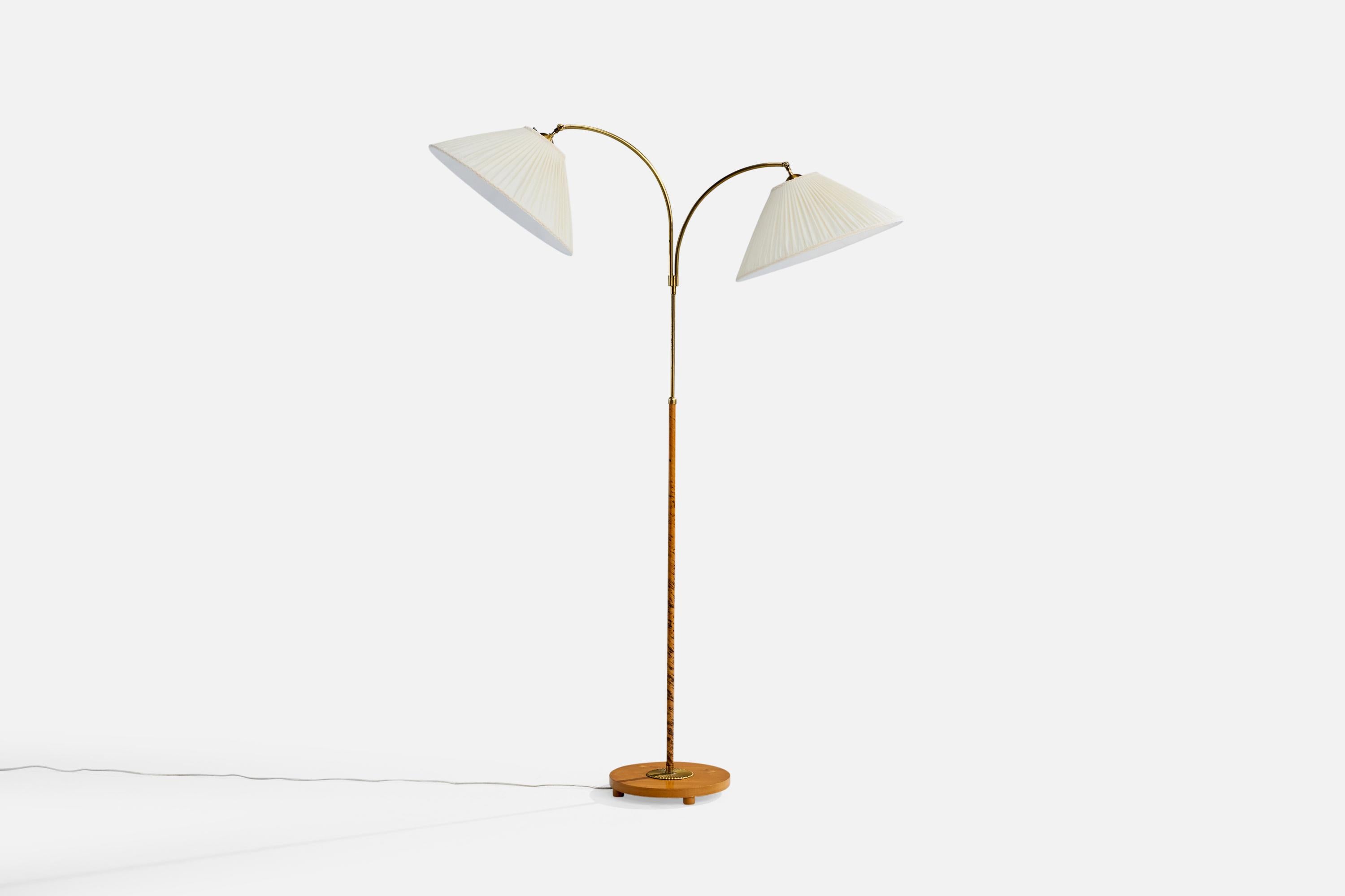 Verstellbare Stehlampe aus Messing, Holz und weißem Stoff, entworfen und hergestellt in Schweden, ca. 1930er Jahre.

Die Abnutzung des Holzes entspricht dem Alter und dem Gebrauch. 

Brandneue Lampenschirme.

Oxidation auf Messing