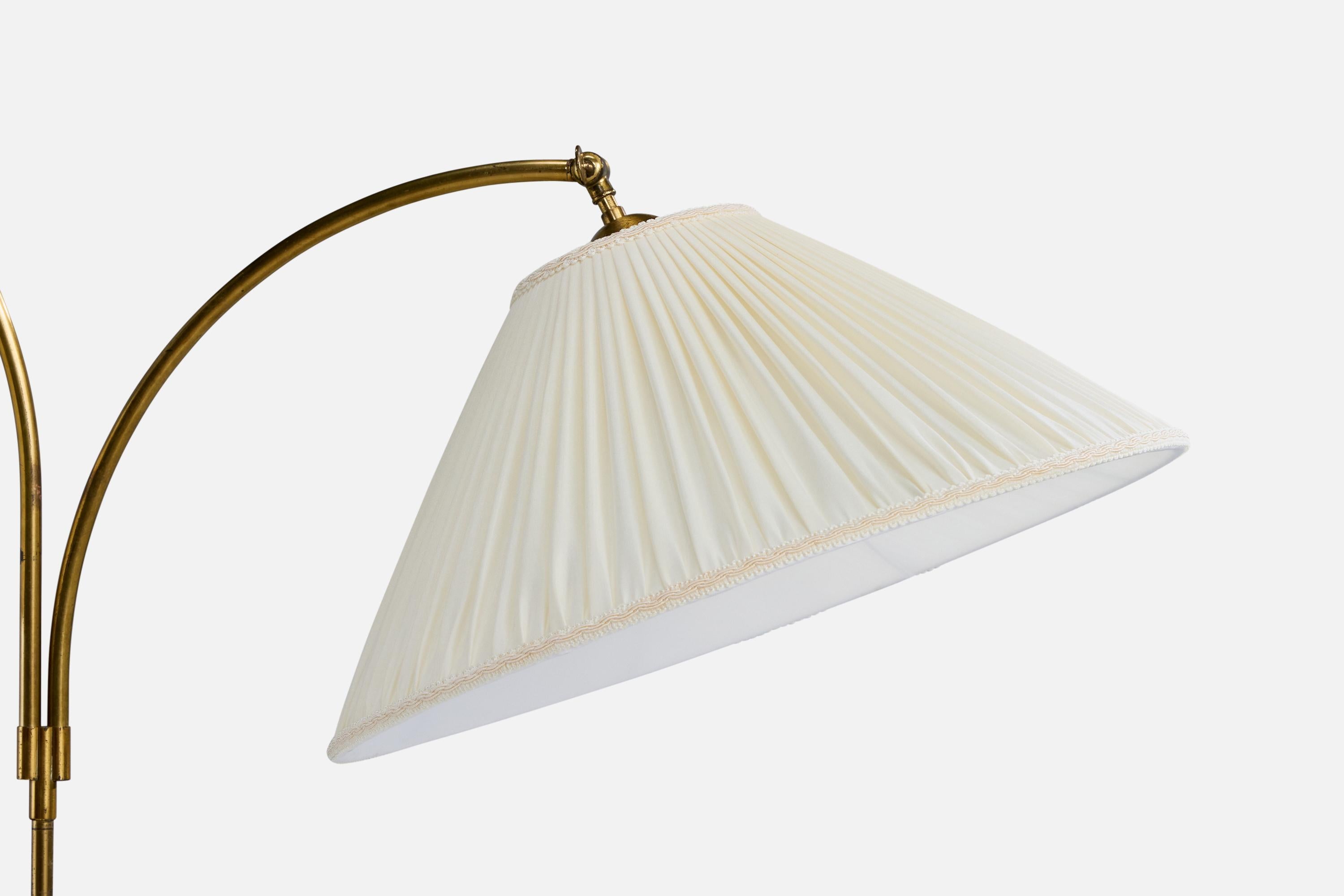 Schwedische Designerin, Stehlampe, Messing, Holz, Stoff, Schweden, 1930er Jahre (Mitte des 20. Jahrhunderts) im Angebot