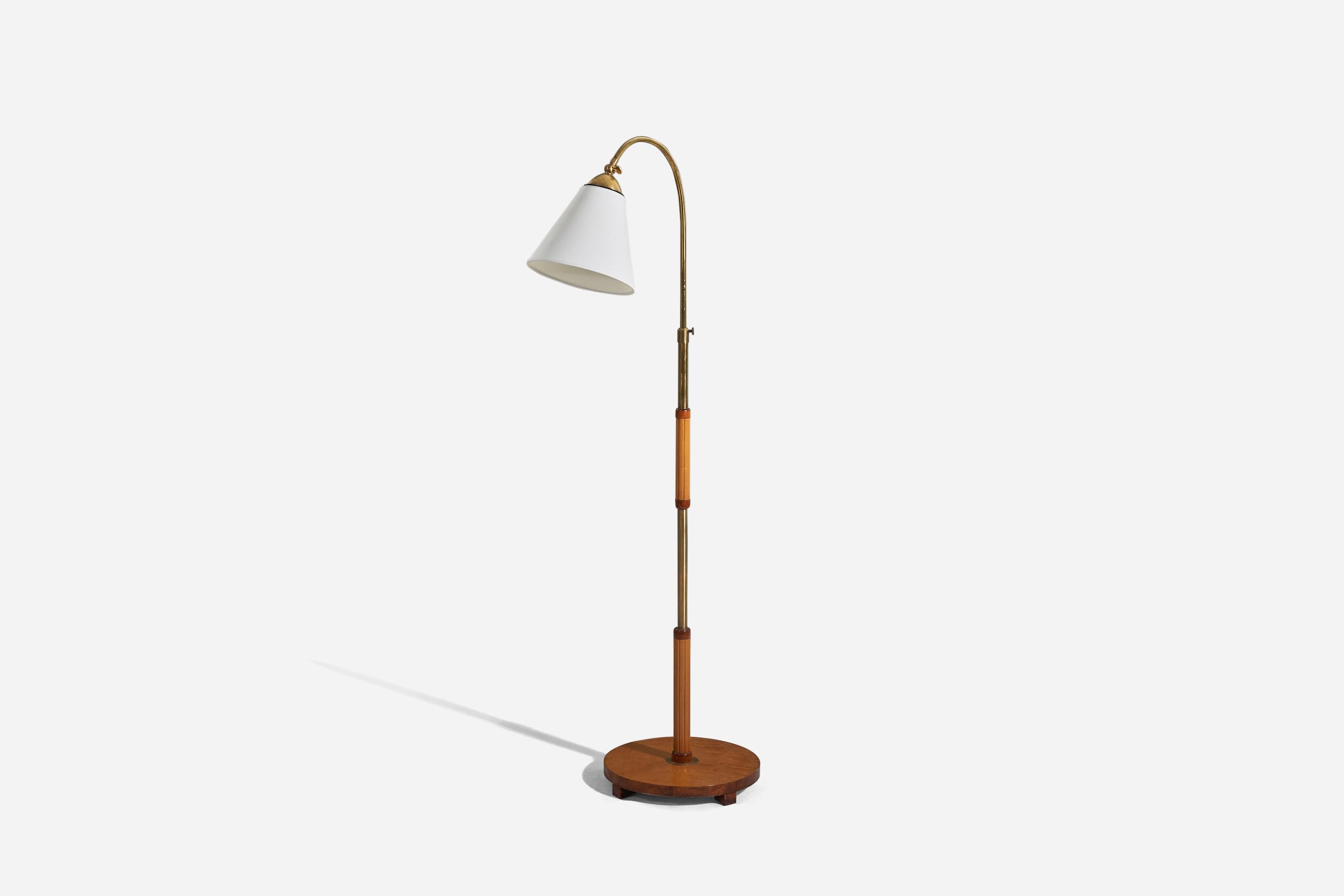 Eine Stehlampe aus Messing, Holz und Stoff, entworfen und hergestellt von einem schwedischen Designer, Schweden, 1940er Jahre. 

Variable Abmessungen, gemessen wie in der ersten Abbildung dargestellt. 
Wird mit Lampenschirm verkauft. 
Die