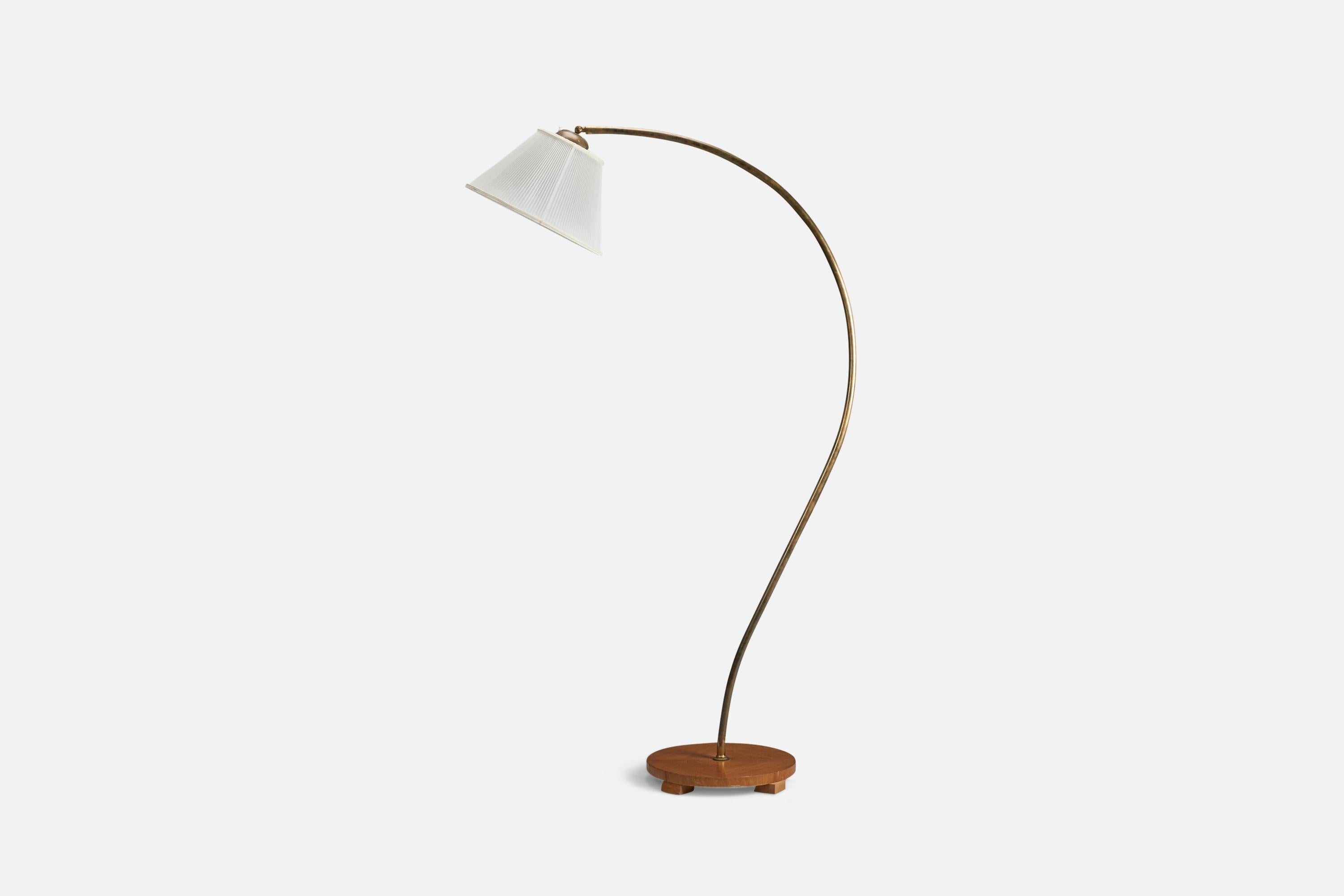 Lampadaire incurvé en laiton, bois et tissu, conçu et produit par un designer suédois, Suède, années 1940.

La douille accepte les ampoules standard E-26 à culot moyen.

Il n'y a pas de puissance maximale indiquée sur le luminaire.