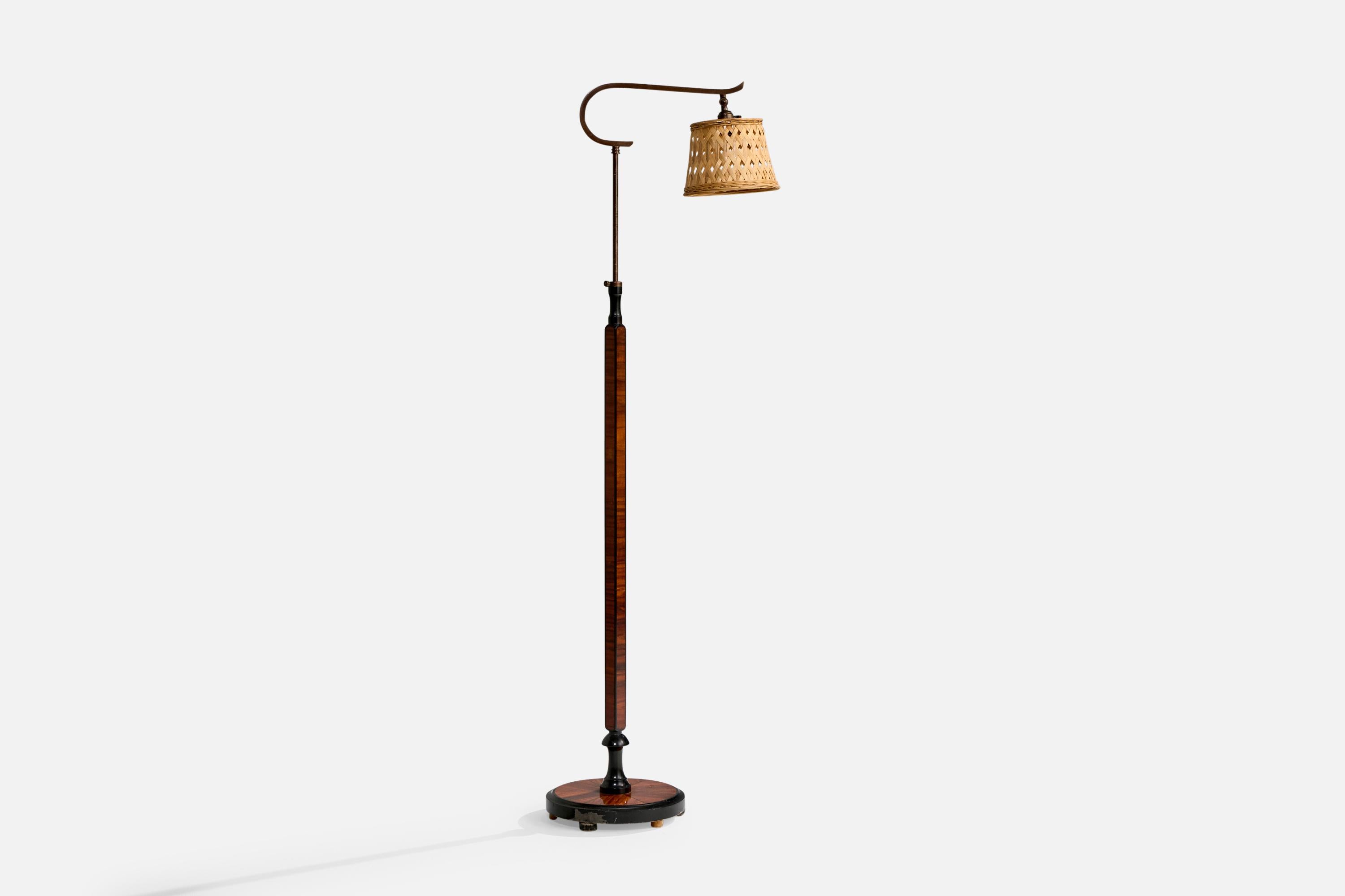 Lampadaire réglable en laiton, bois et rotin, conçu et produit en Suède, C.C.

Abat-jour en rotin assorti.

Dimensions de la lampe avec abat-jour (pouces) : 66.25 