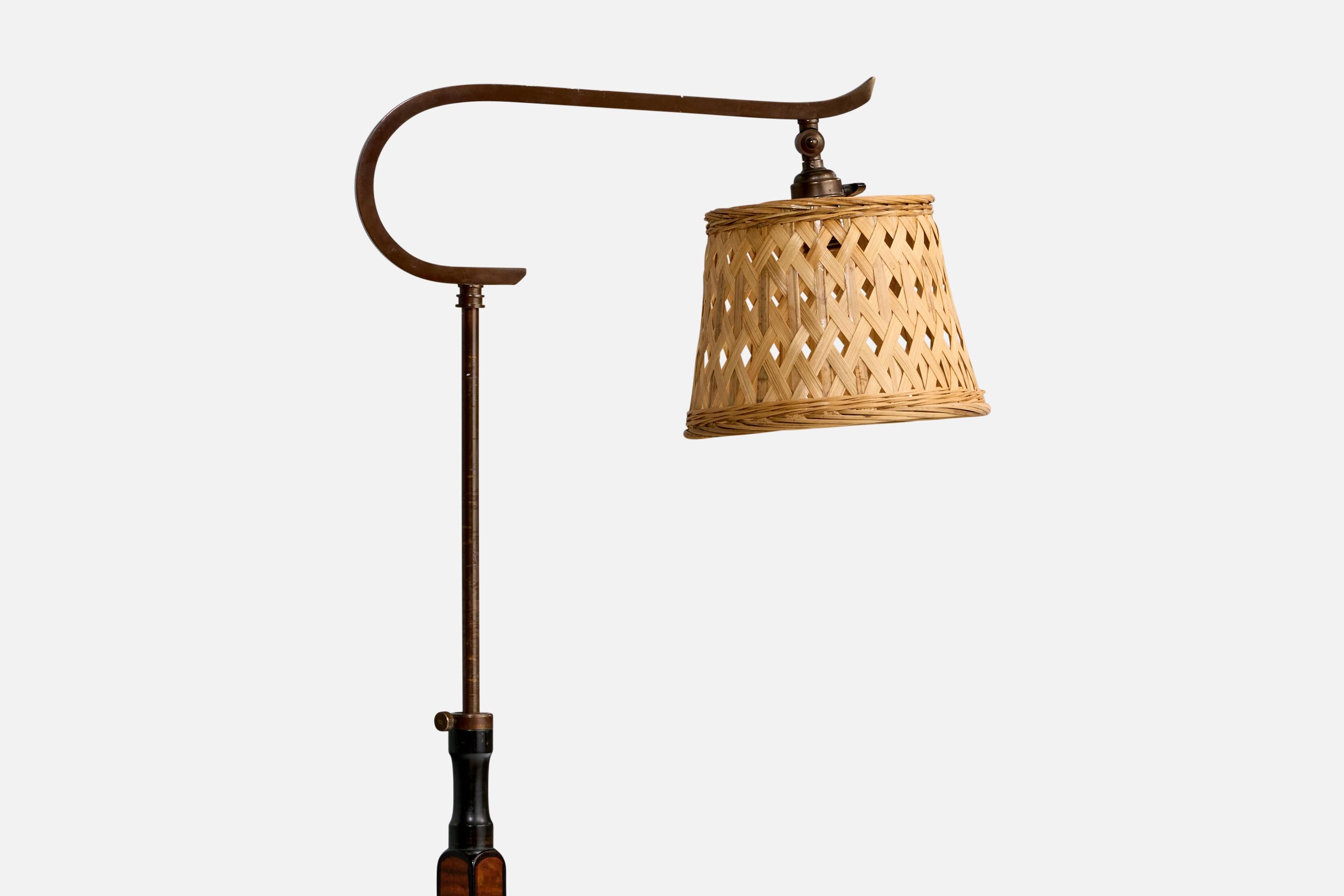 Scandinave moderne Designer suédois, lampadaire, laiton, bois, rotin, Suède, années 1930 en vente