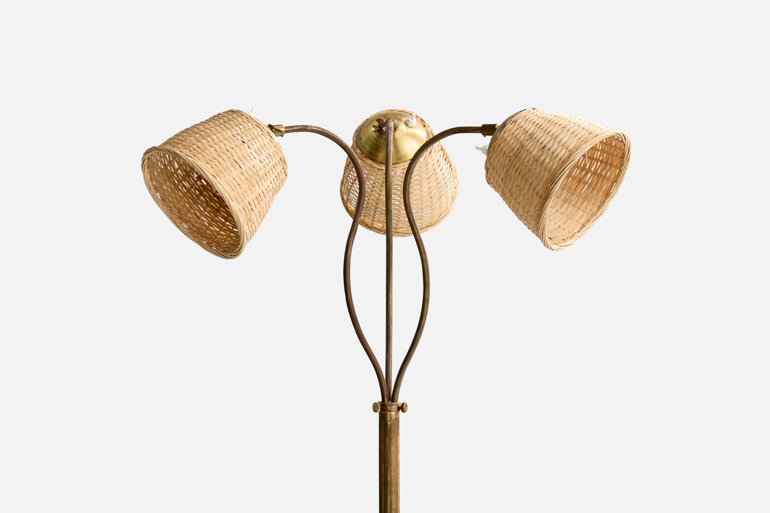 Scandinave moderne Designer suédois, lampadaire, laiton, bois, rotin, Suède, années 1930 en vente