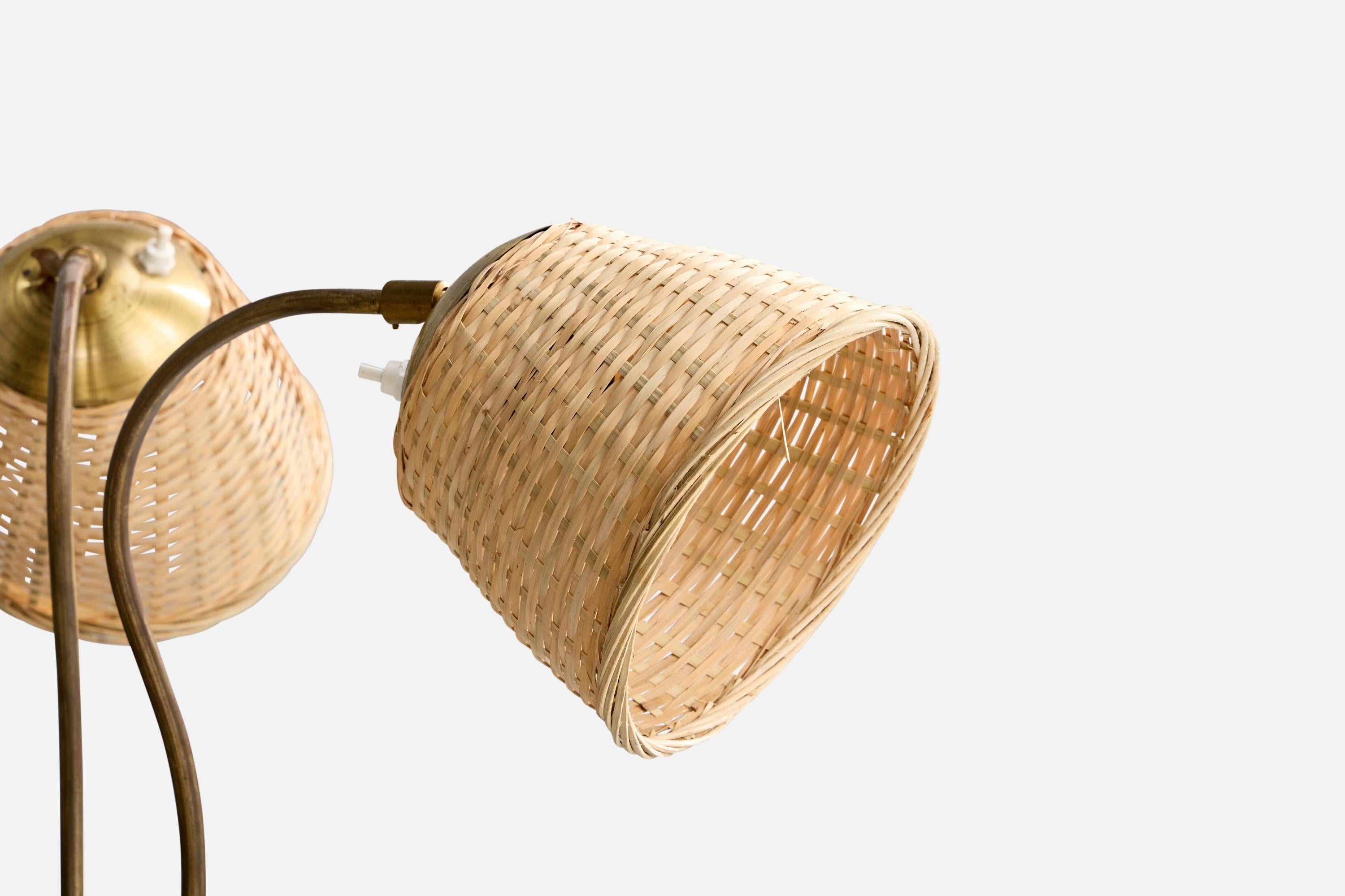 Suédois Designer suédois, lampadaire, laiton, bois, rotin, Suède, années 1930 en vente