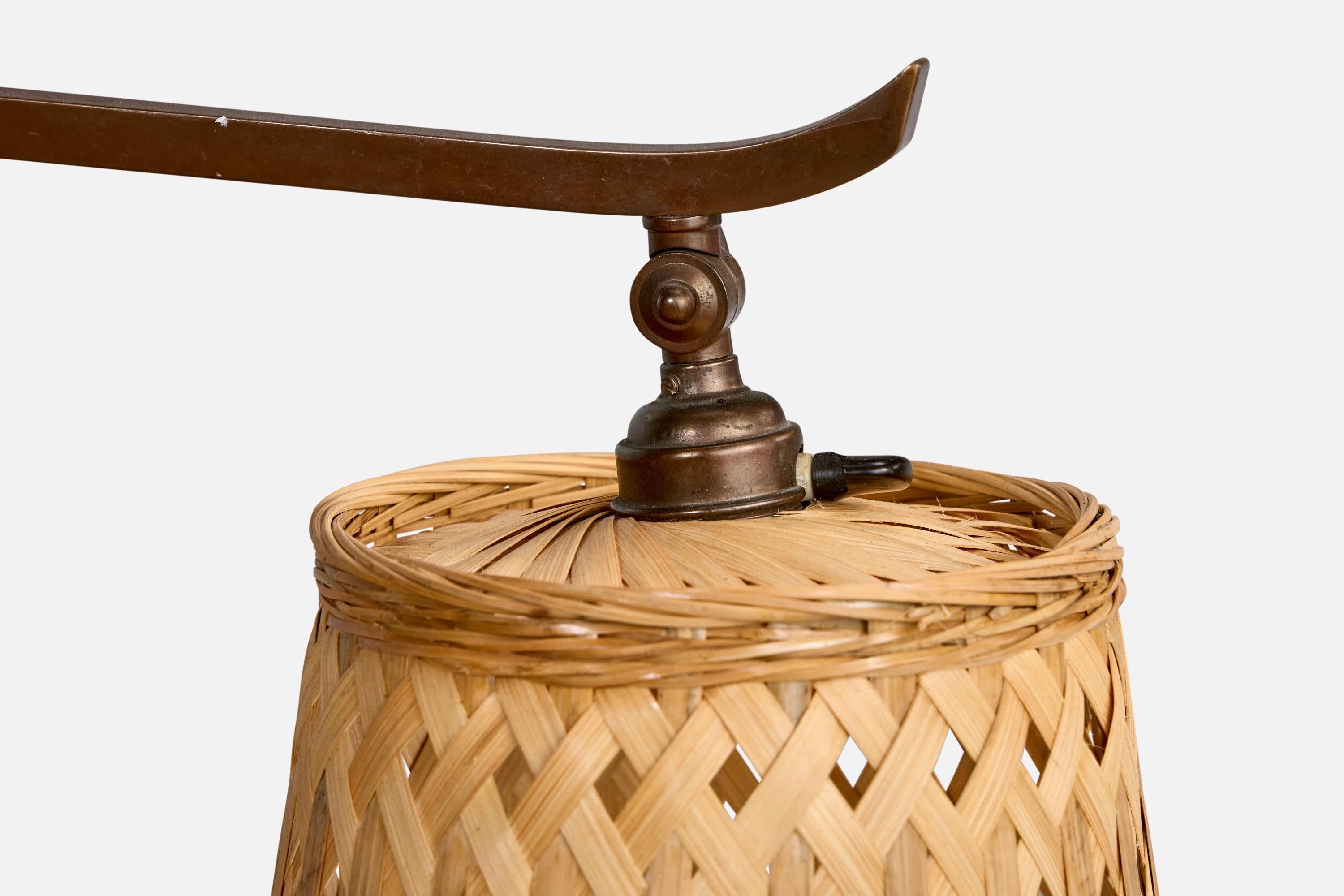 Designer suédois, lampadaire, laiton, bois, rotin, Suède, années 1930 Bon état - En vente à High Point, NC