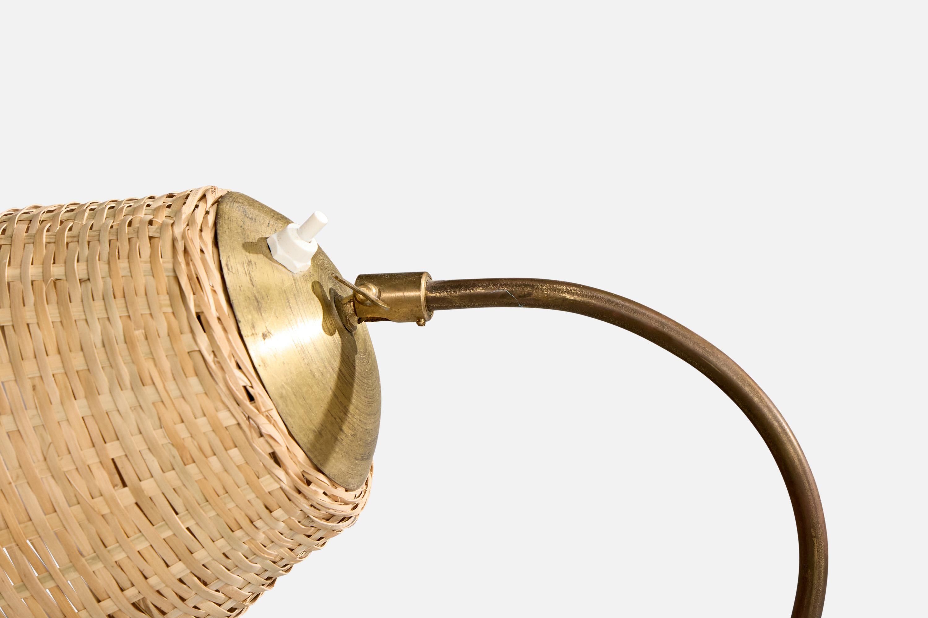Designer suédois, lampadaire, laiton, bois, rotin, Suède, années 1930 Bon état - En vente à High Point, NC