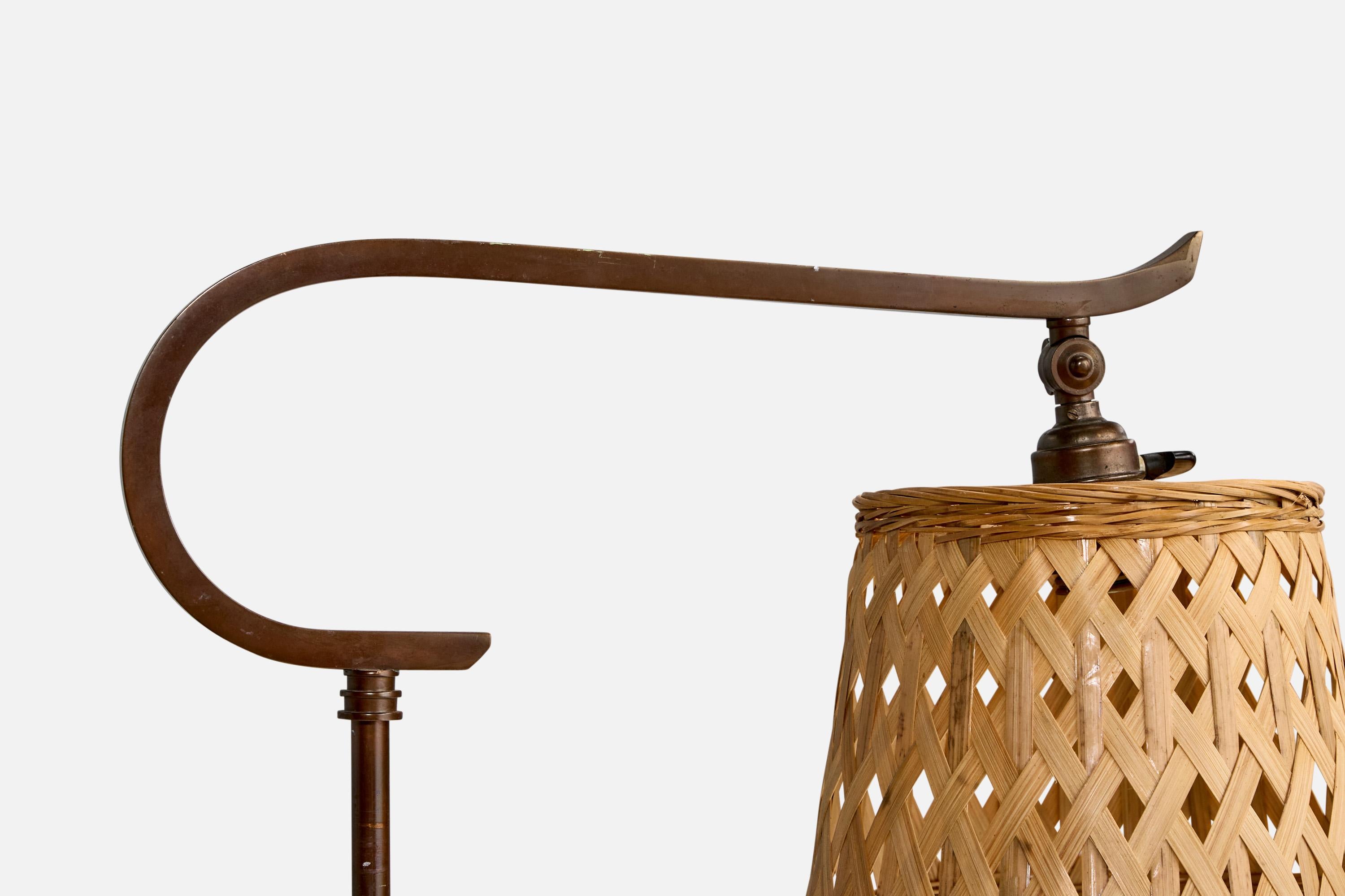 Milieu du XXe siècle Designer suédois, lampadaire, laiton, bois, rotin, Suède, années 1930 en vente