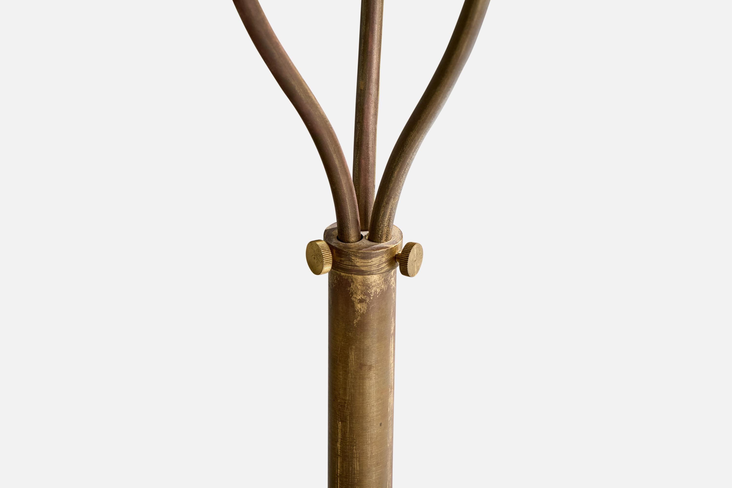 Milieu du XXe siècle Designer suédois, lampadaire, laiton, bois, rotin, Suède, années 1930 en vente